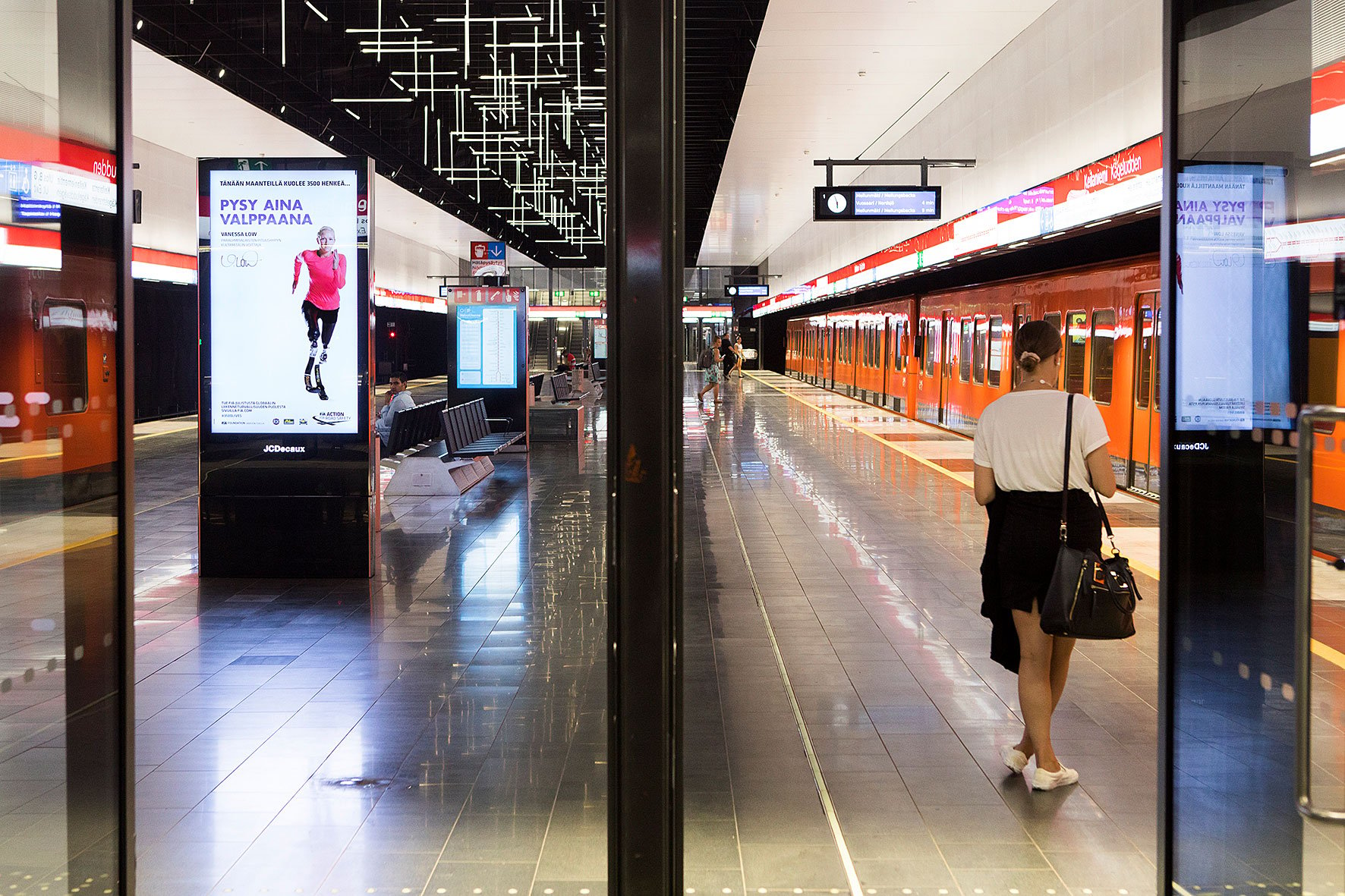 Digitaalinen mainospinta Espoon Keilaniemien metrolaiturilla.