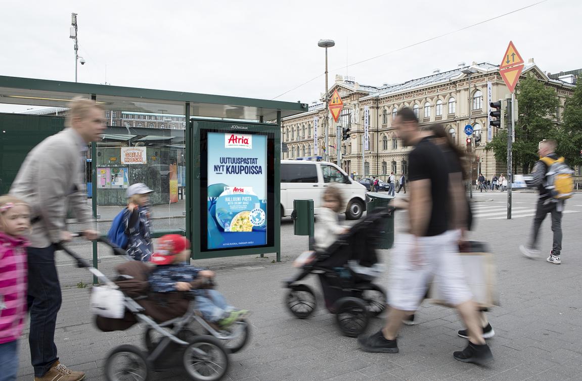 Atrian digitaalinen ulkomainoskampanja Helsingin Rautatientorilla.