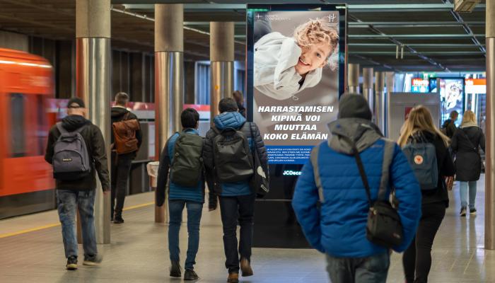 Lasten liikuntaa tukeva digitaalinen ulkomainos Herttoniemen metroasemalla.