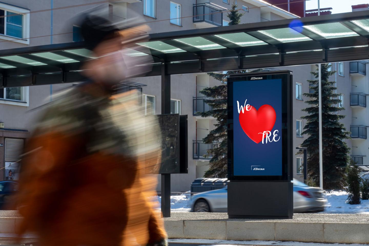 JCDecaux'in mainos Tampereen Sammonaukion ratikkapysäkillä.