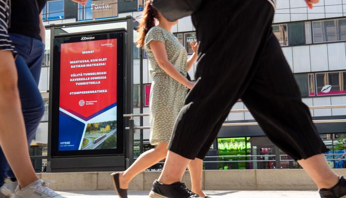 Tampereen Rautatieaseman ratikkapysäkin digipinta.