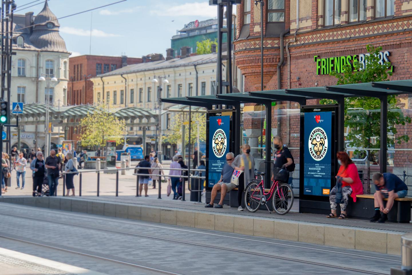 Digitaalisia mainospintoja Tampereen Sokosen ratikkapysäkki.