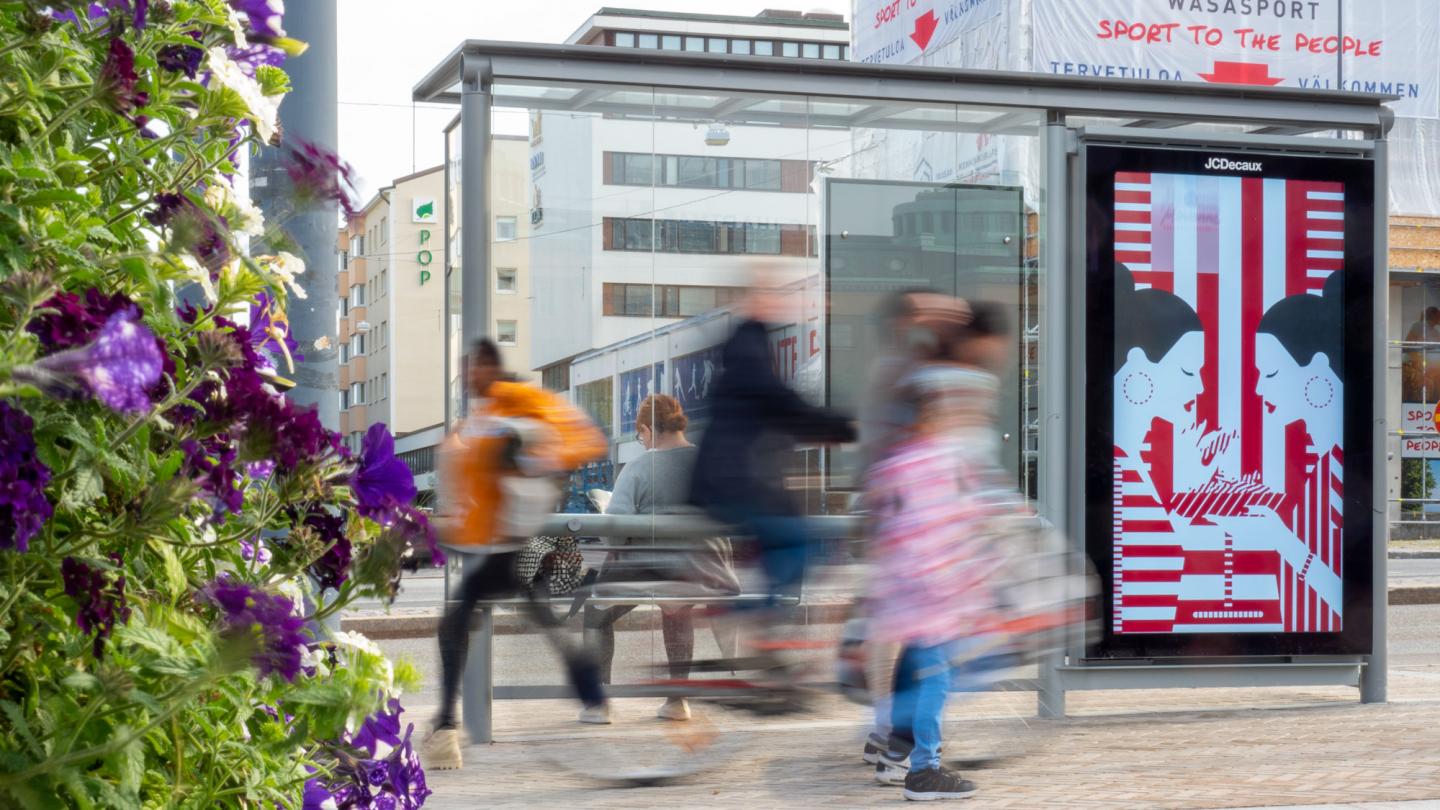 Fazerin digitaalinen ulkomainos Vaasan kauppatorin bussipysäkillä.