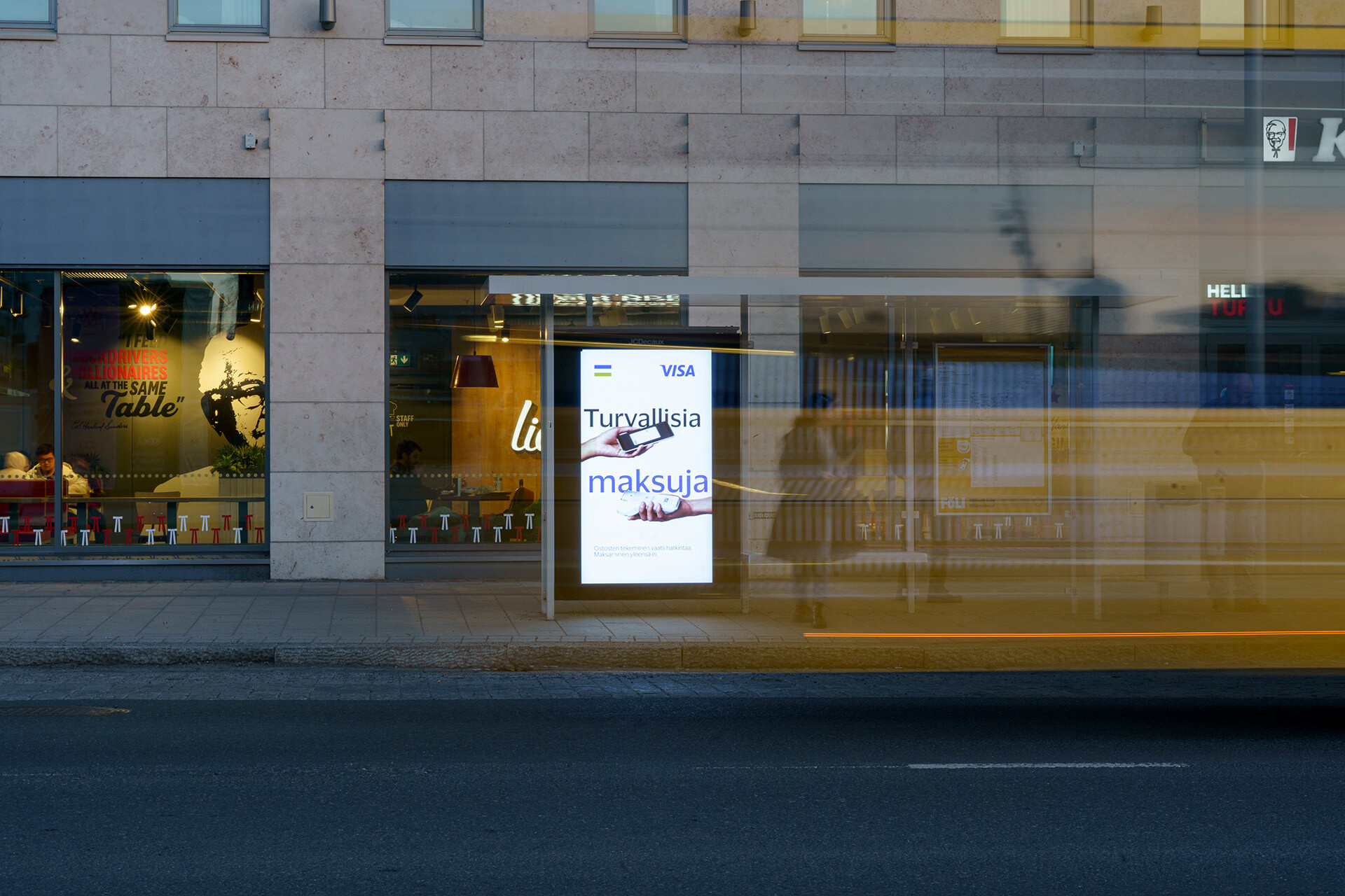 Visan digitaalinen mainos Turun Börssin bussipysäkillä.