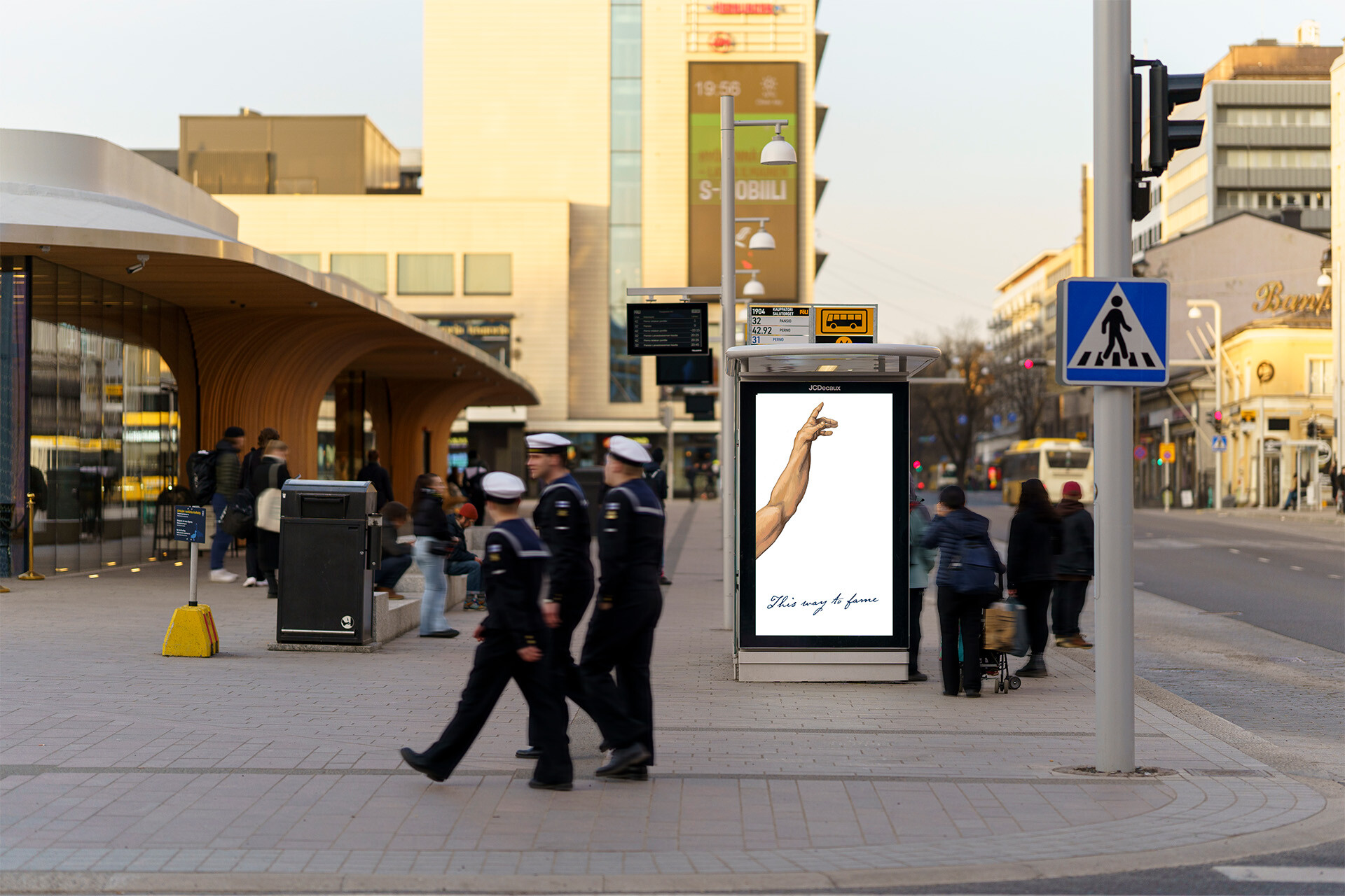 JCDecaux'in oma digitaalinen ulkomainoskampanja Turun Torin bussipysäkillä.