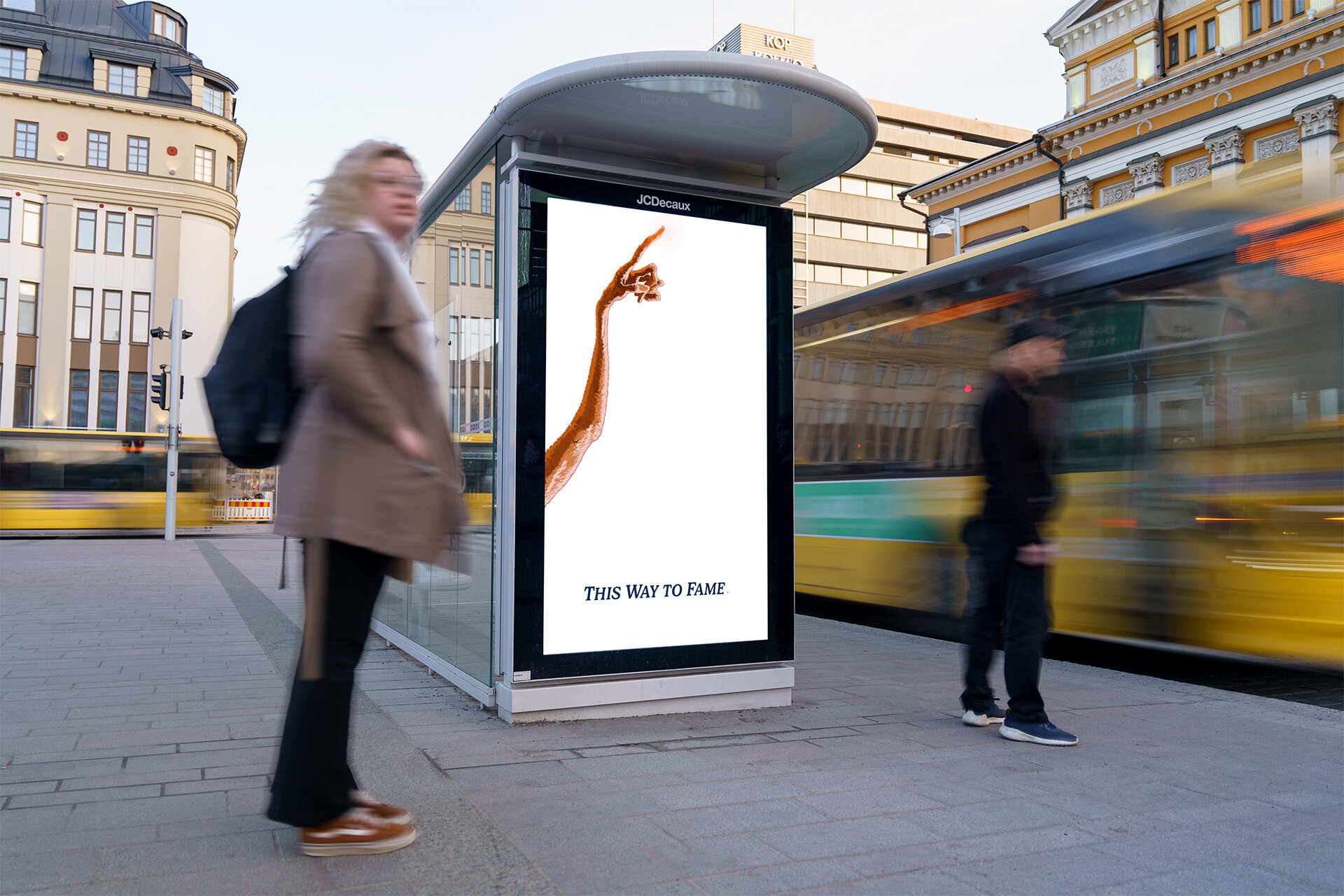 JCDecaux'in kampanja Turun torin digitaalisella mainospinnalla bussipysäkillä.