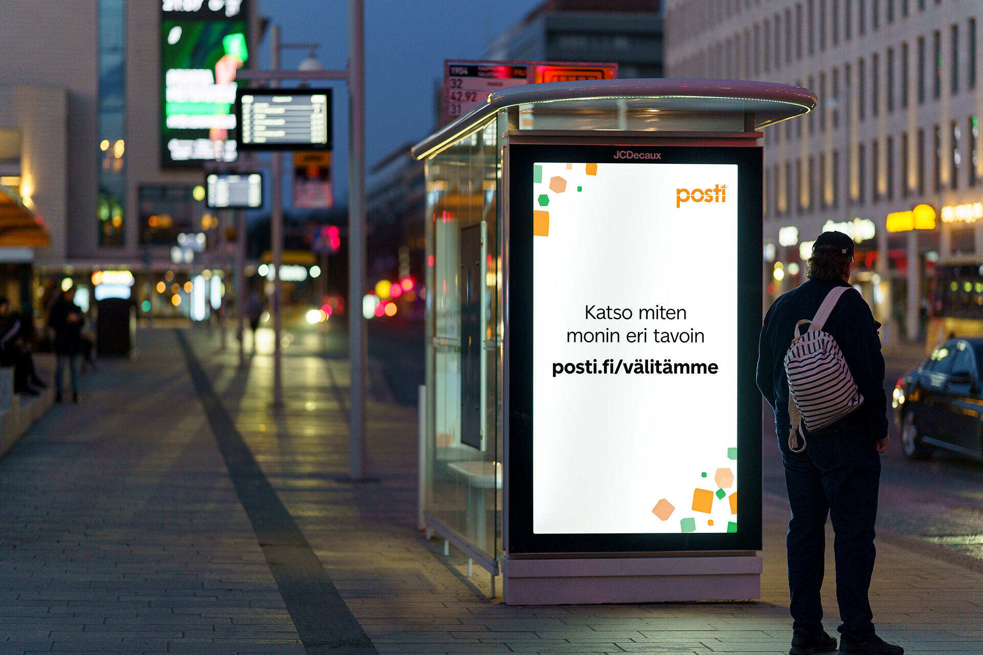 Postin digitaalinen ulkomainoskampanja Turun Torin bussipysäkillä.