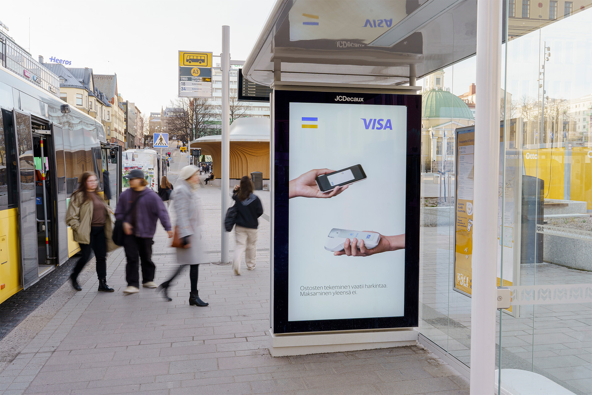 Visan kampanja Turun torin bussipysäkillä digitaalisella mainospinnalla.