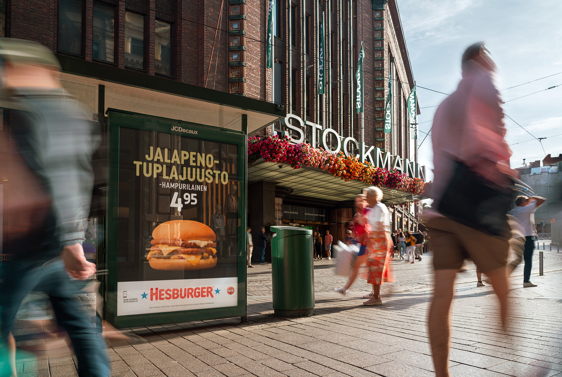 Hesburgerin abribus-julistekampanja ratikkapysäkillä Helsingin Stockmannin edustalla.