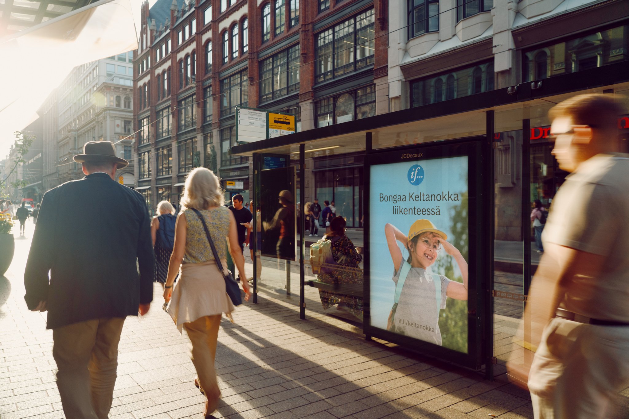 Ifin ulkomainoskampanja Helsingin Aleksanterinkadulla.