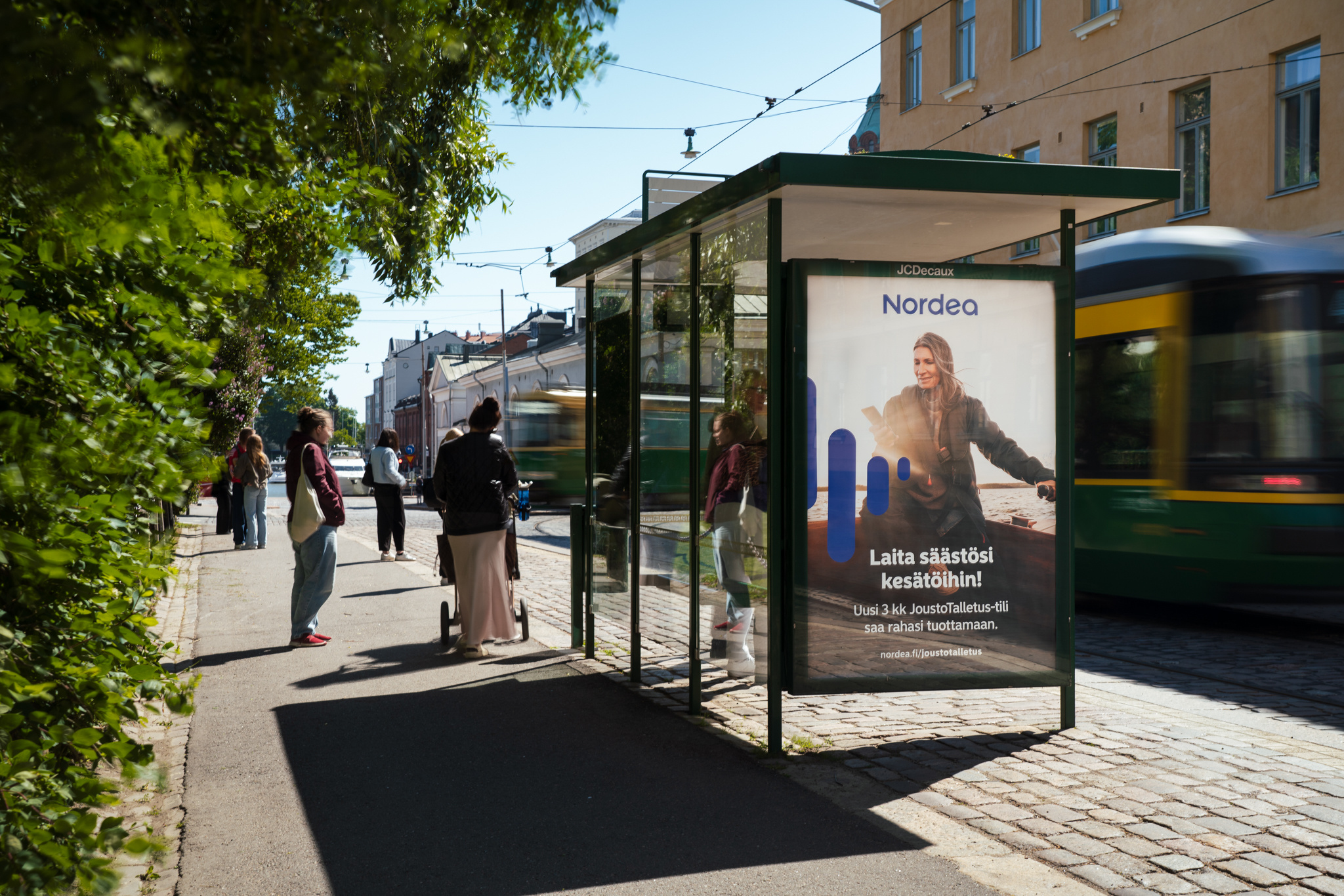 Nordean juliste raitiovaunupysäkillä Aleksanterinkadulla Helsingissä. 