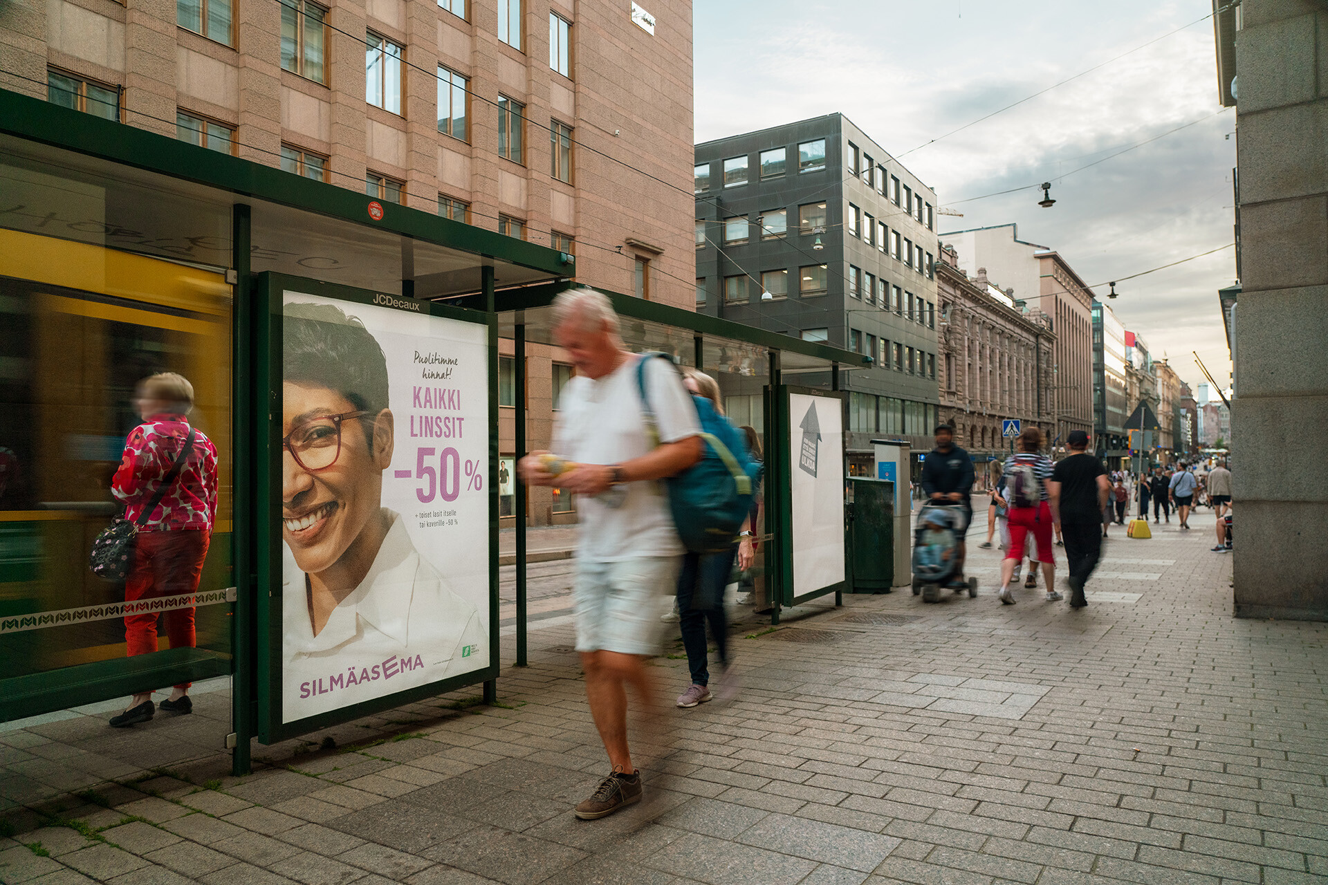 Silmäaseman abribus-julistekampanja Helsingissä ratikkapysäkillä.