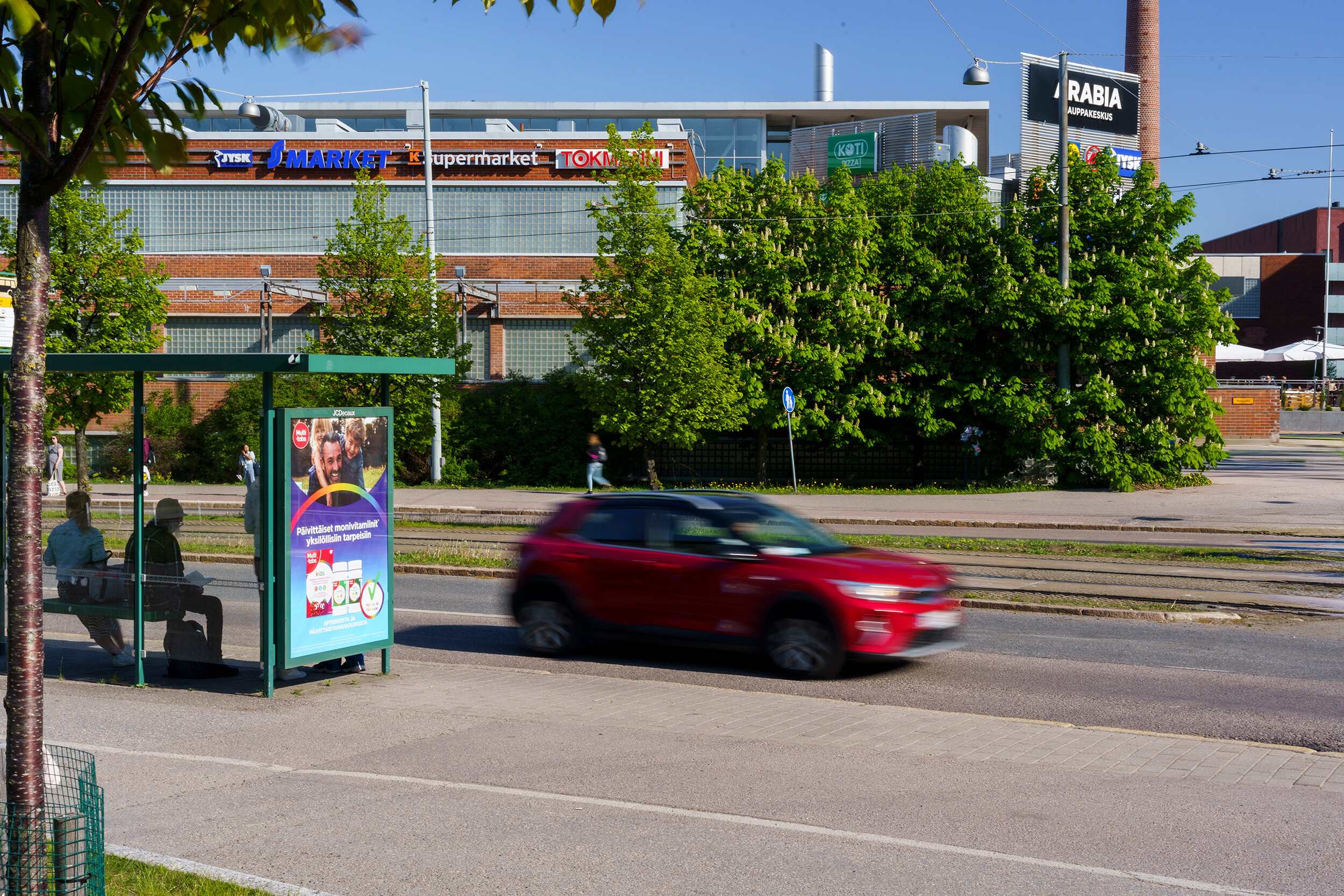 Abribus-julistepinta kauppakeskus Arabian ulkopuolella. 