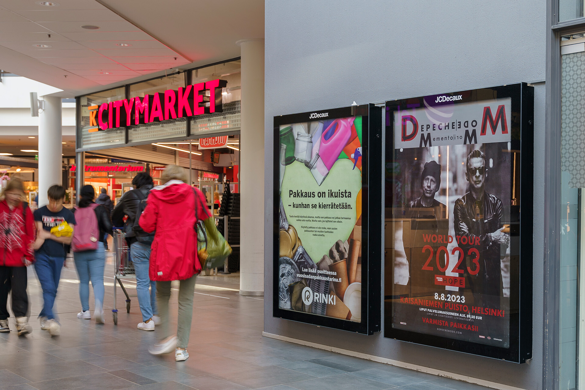 Shopper julistepintoja Citymarketin vieressä.