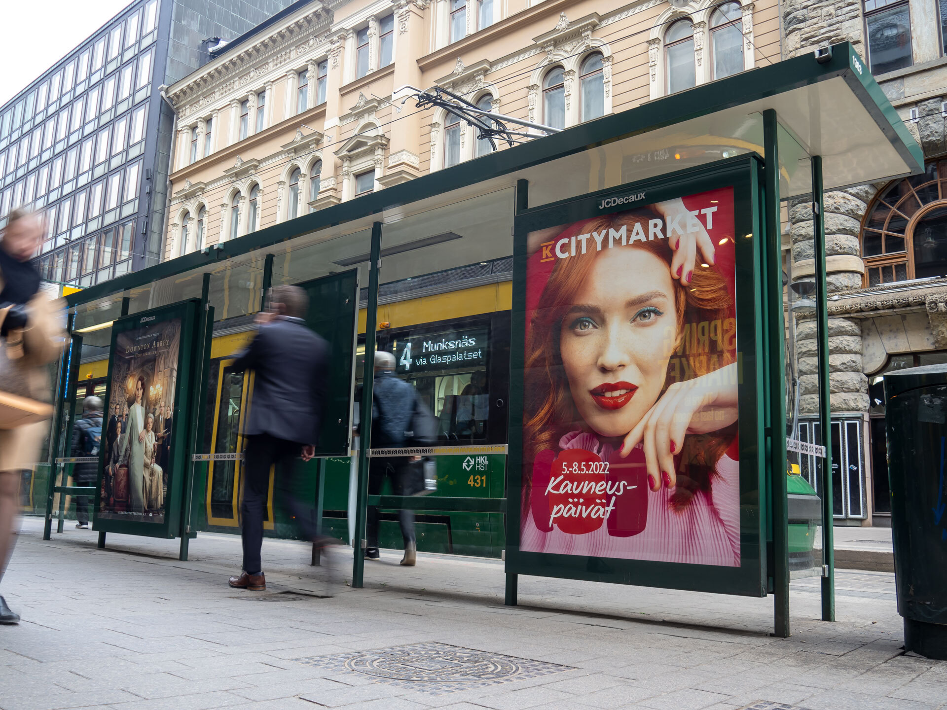 Citymarketin julsiteamainos ratikkapysäkillä.