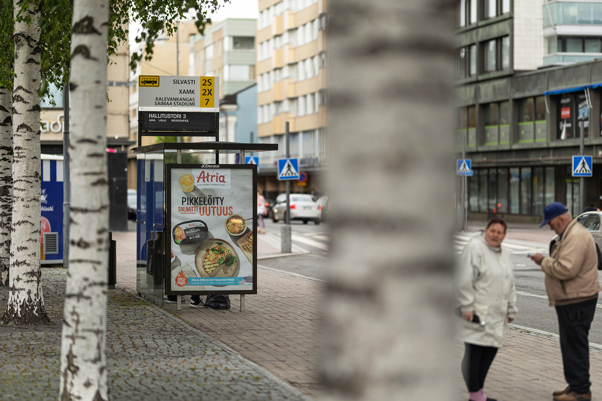 Atrian juliste bussipysäkillä Mikkelissä.