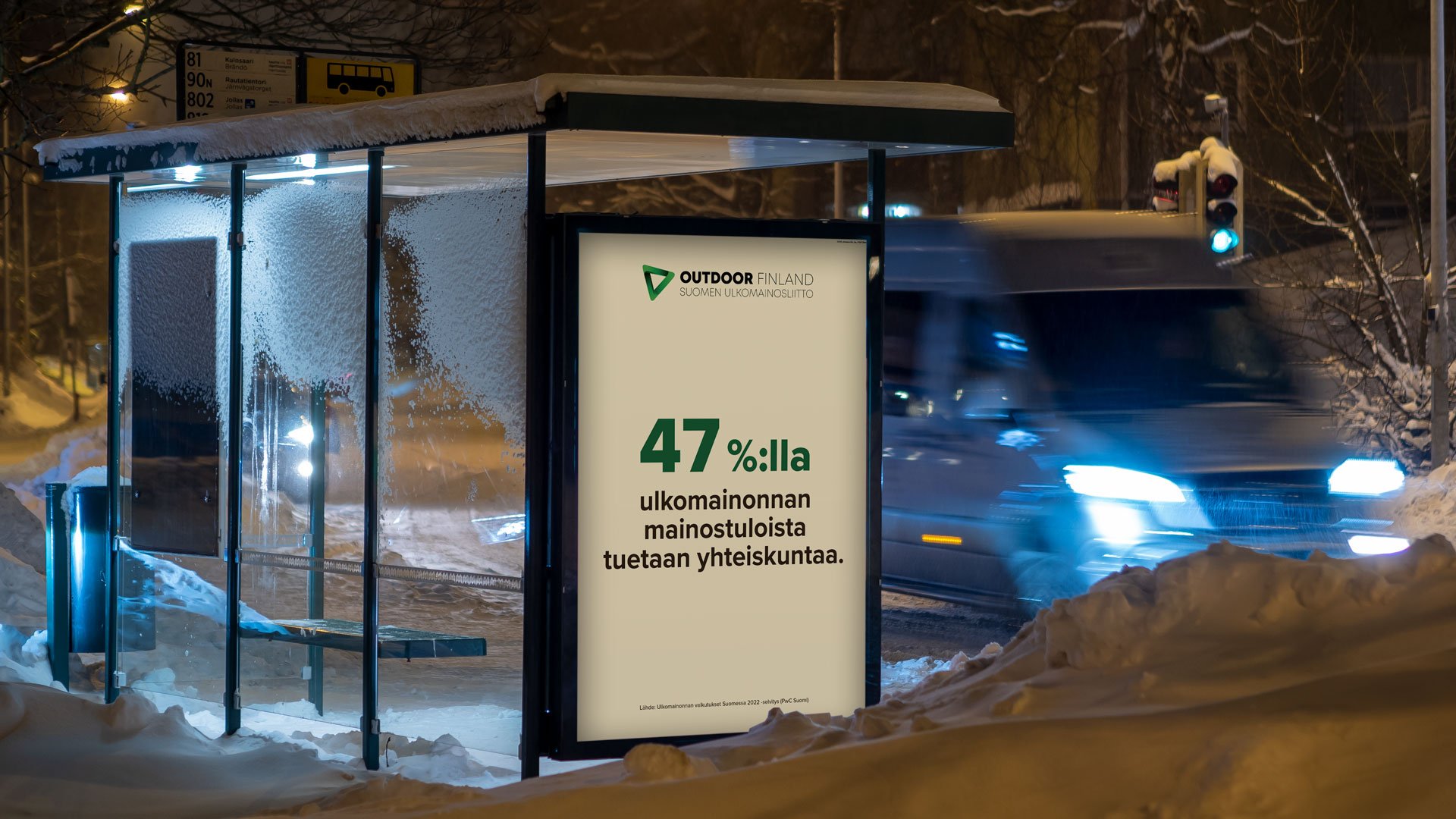 Ulkomainosliiton abribus-julistekampanja bussipysäkillä Helsingissä.