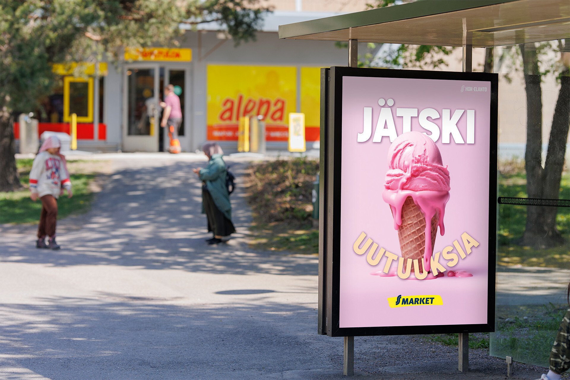 S-marketin abribusjulistemainos bussipysäkillä Alepan ulkopuolella.