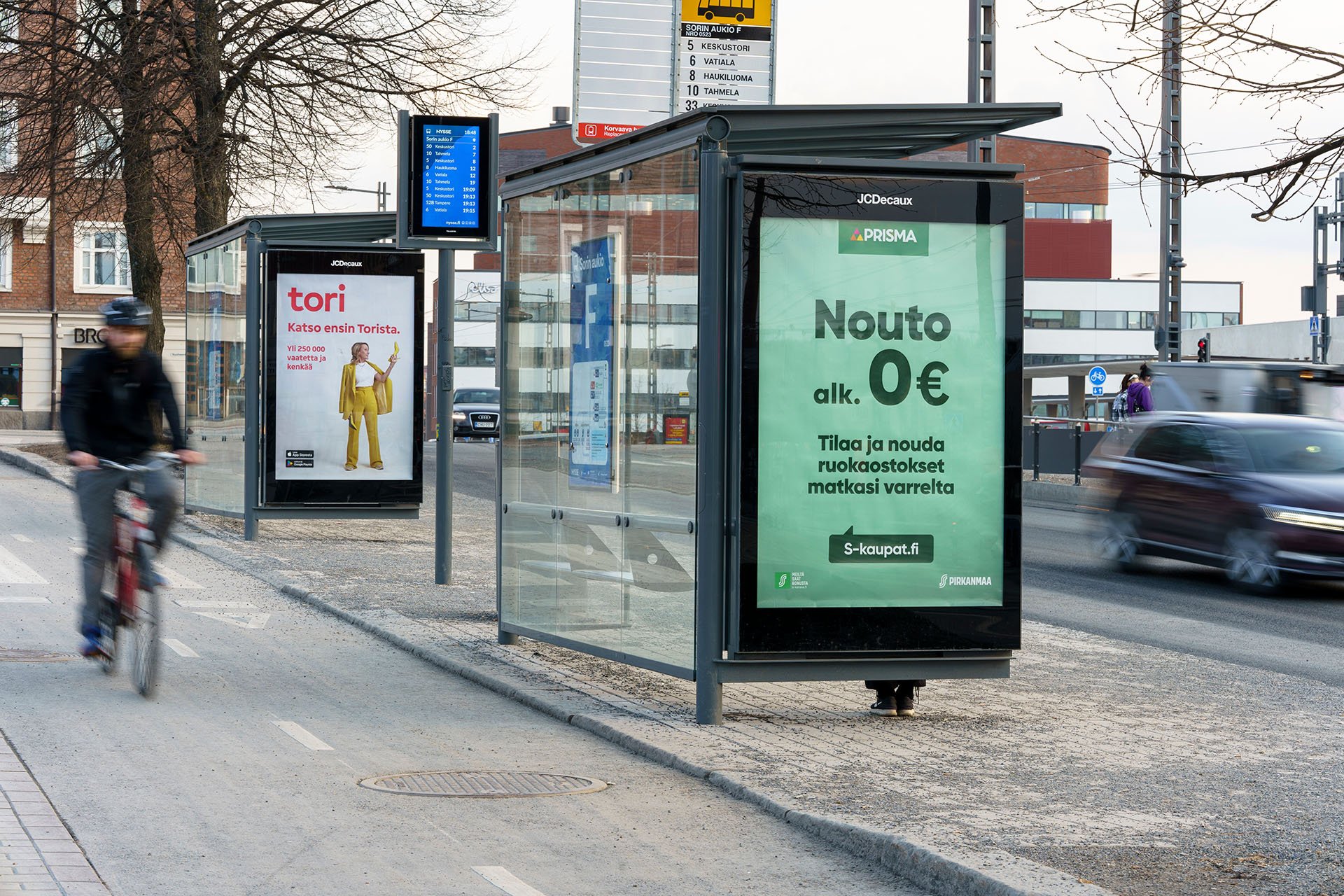 Prisman ja Tori.fin abribus-julistekampanjat Tampereen Sorin aukion bussipysäkeillä.