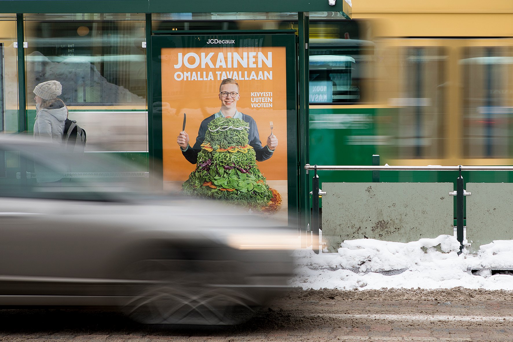 Keskon abribus-kampanja Helsingissä ratikkapysäkillä.