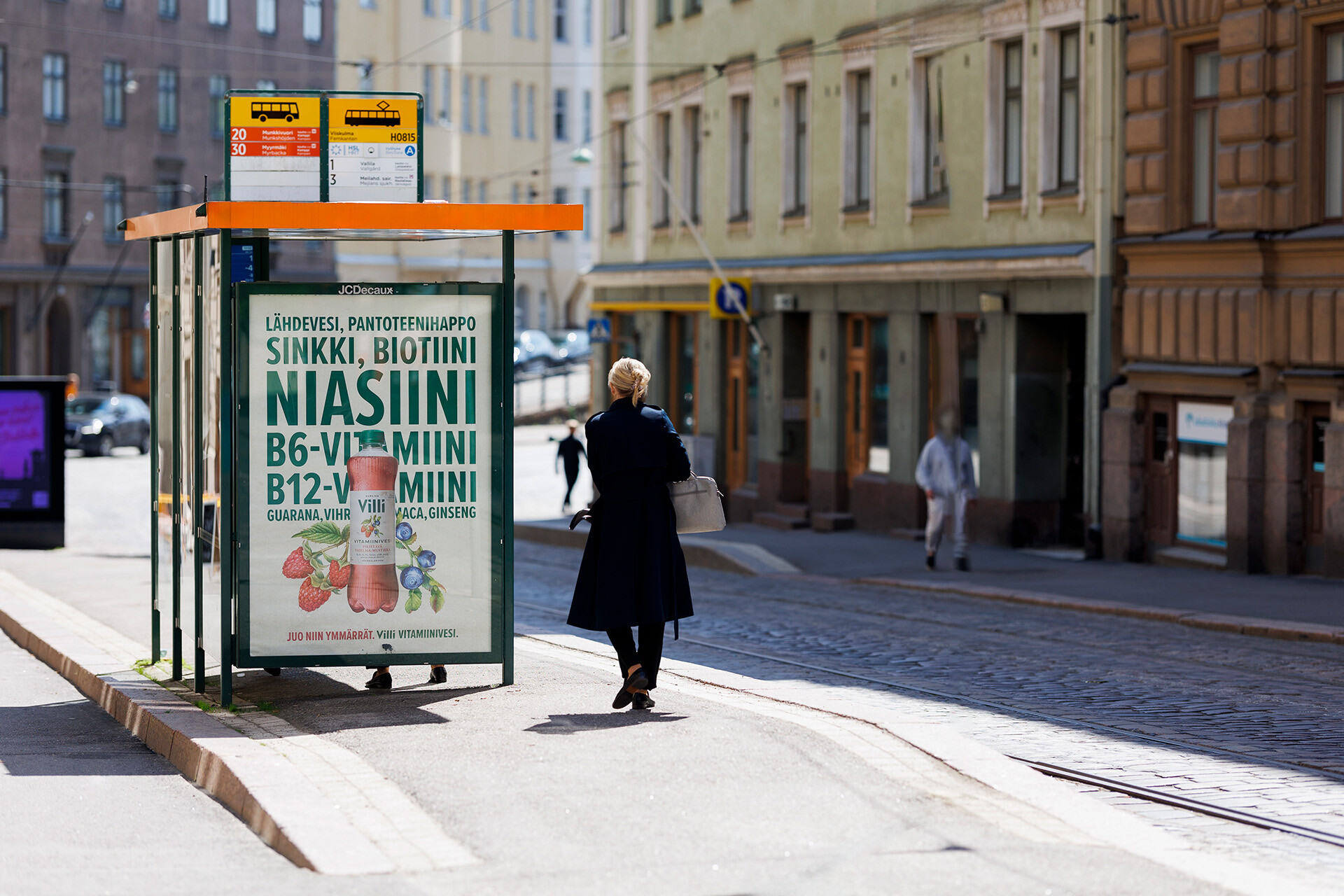 Abribus-julistepinta R-kioski läheisyydessä Viiskulmassa Helsingissä ratikkapysäkillä.