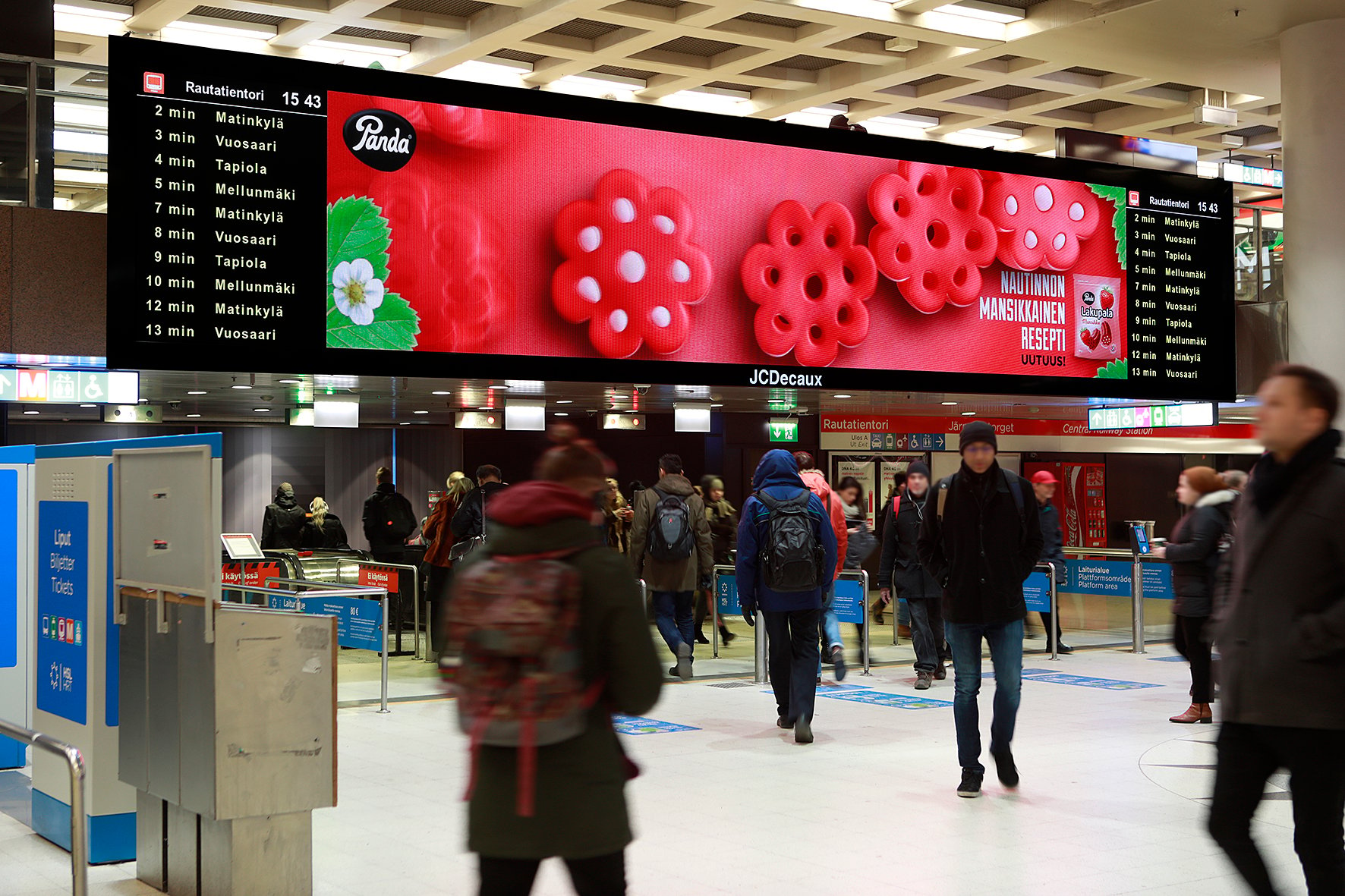 Pandan digitaalinen ulkomainos Helsingin Rautatientorin kompassitasolla.