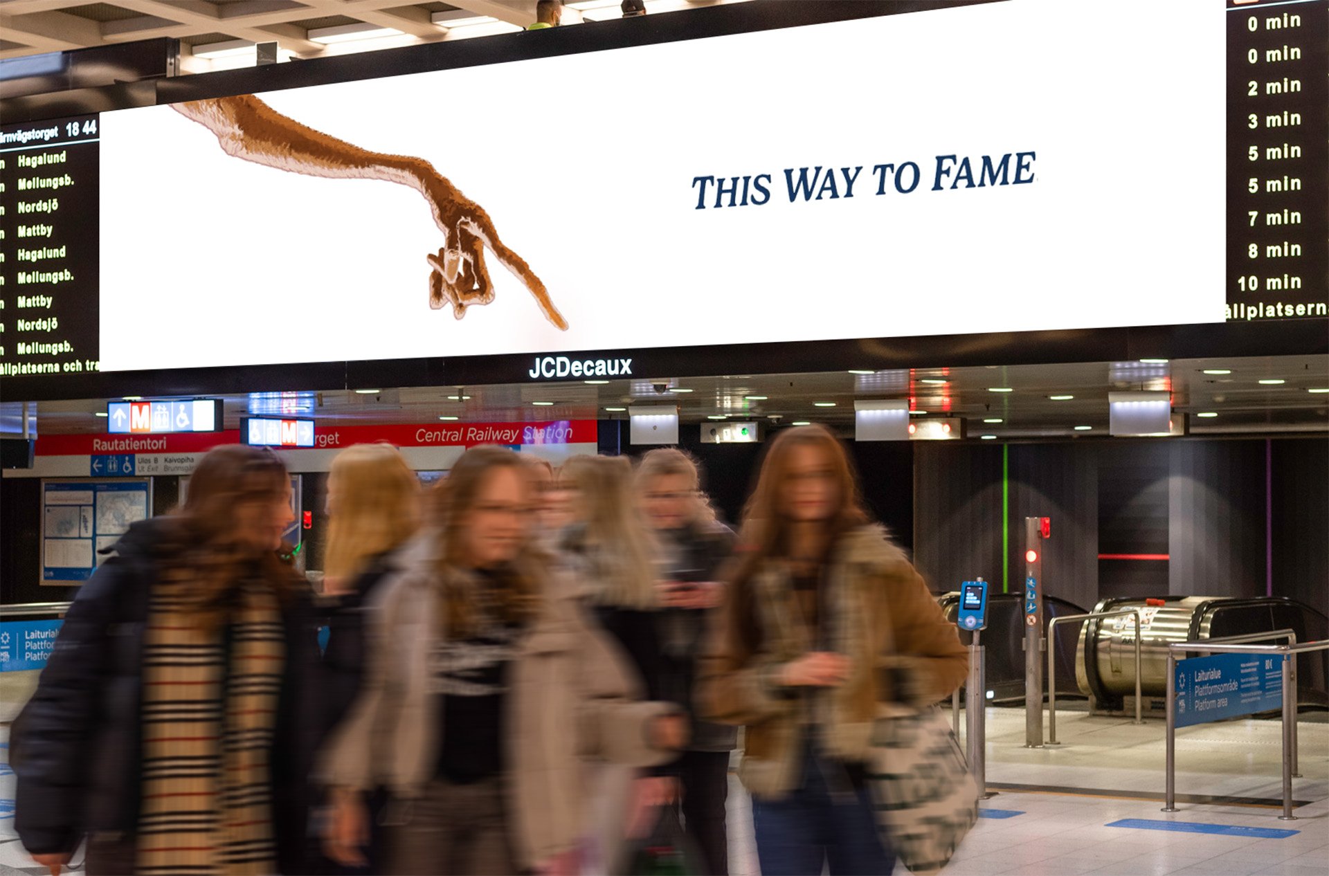 JCDecaux'in digitaalinen ulkomainosnäyttö Helsingin Rautatientorin komapssitasolla.