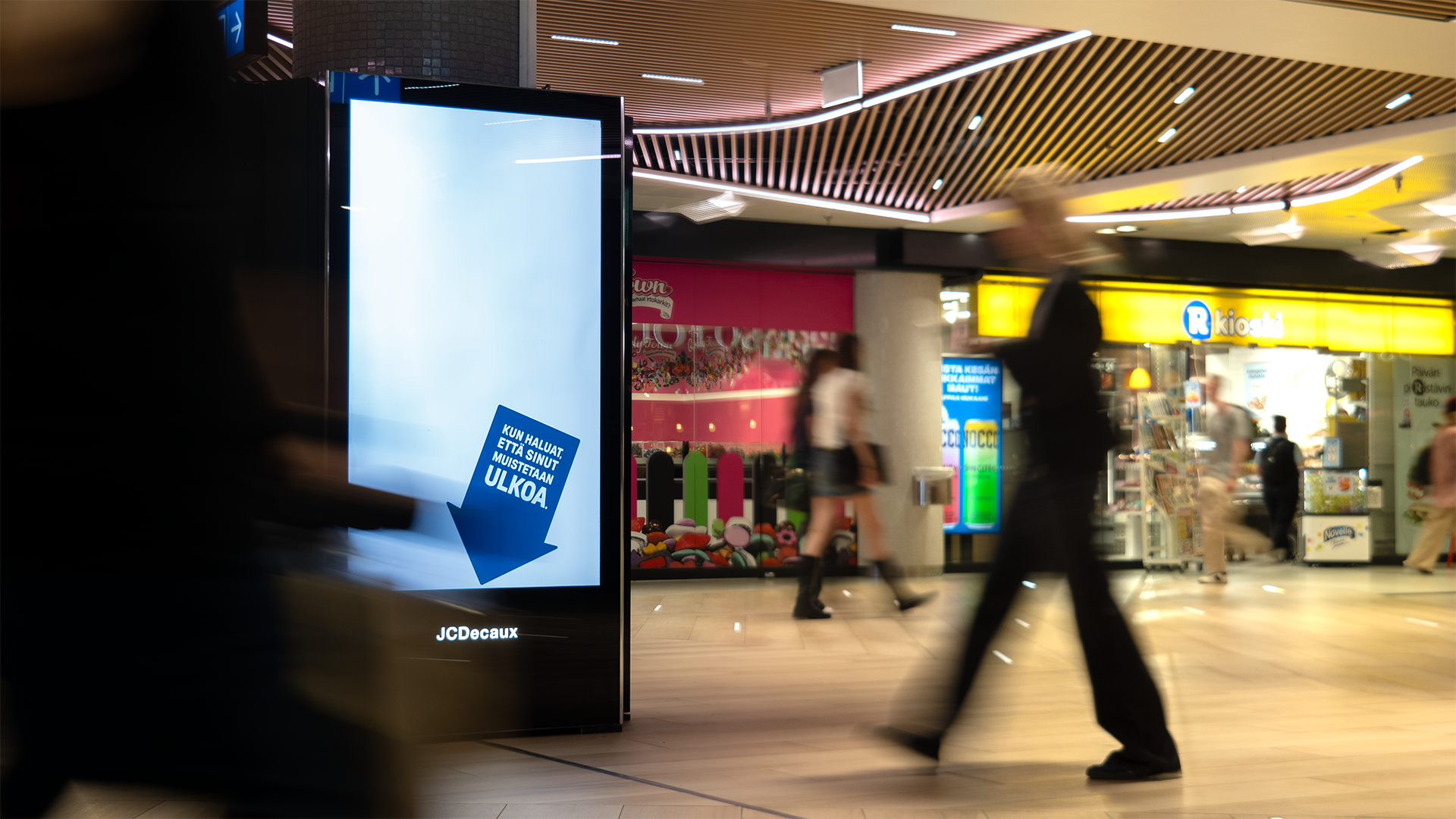 JCDecaux'in oma digitaalinen ulkomainoskampanjan Helsingin Fenniakorttelissa.