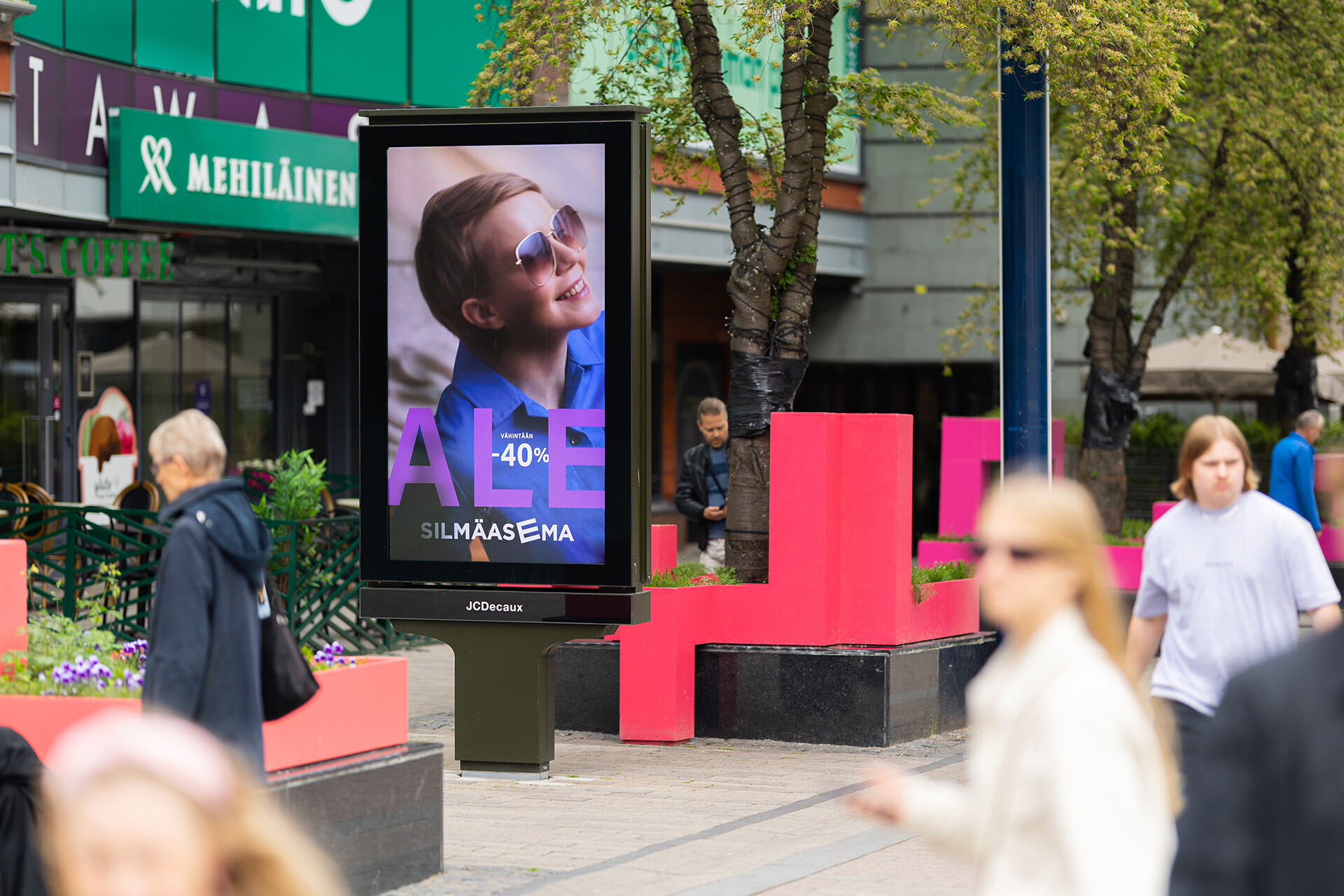 Silmäaseman digitaalinen ulkomainos Jyväskylän kävelykadulla.