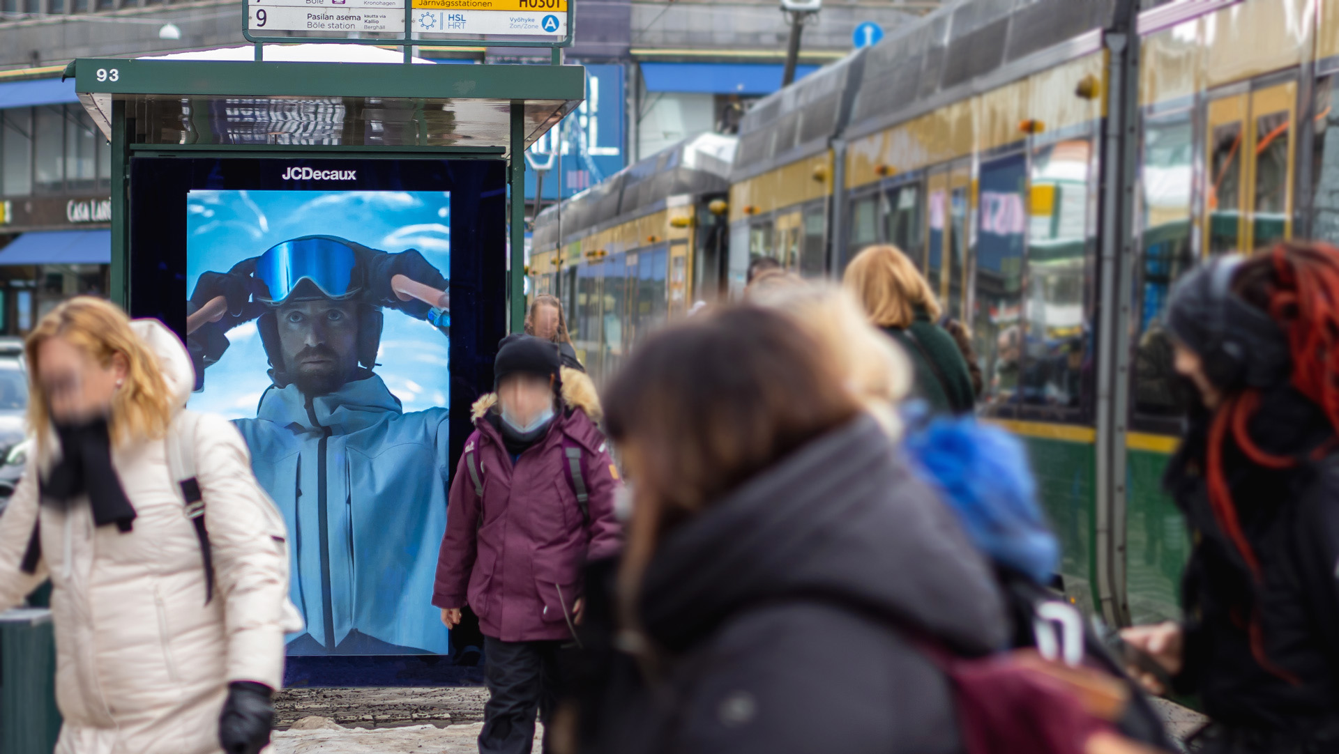 Digitaalinen mainospinta Helsingin Kaivokadun ratikkapysäkillä.