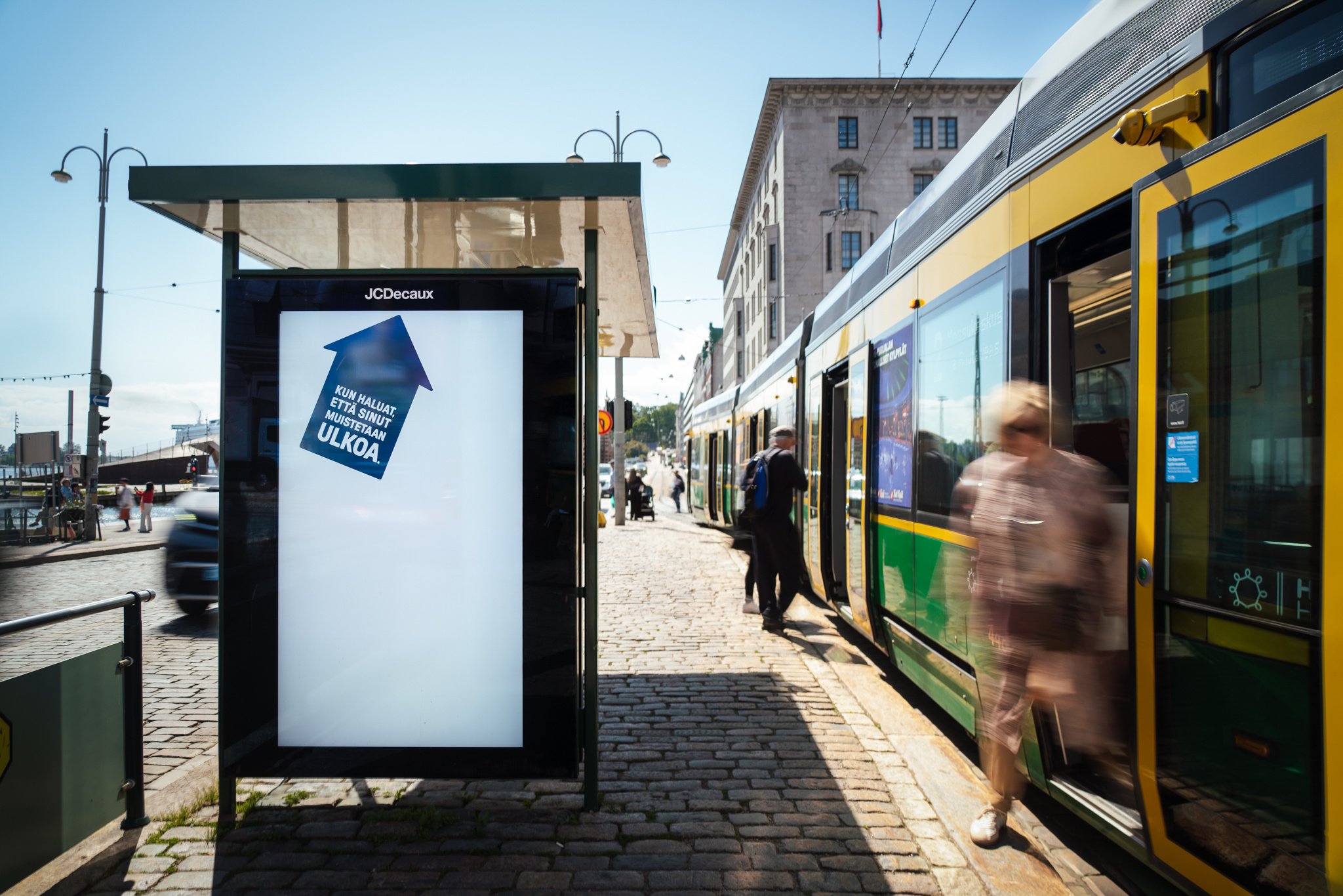 JCDecaux'in oma digitaalinen ulkomainos Helsingin kauppatorin ratikkapysäkillä.