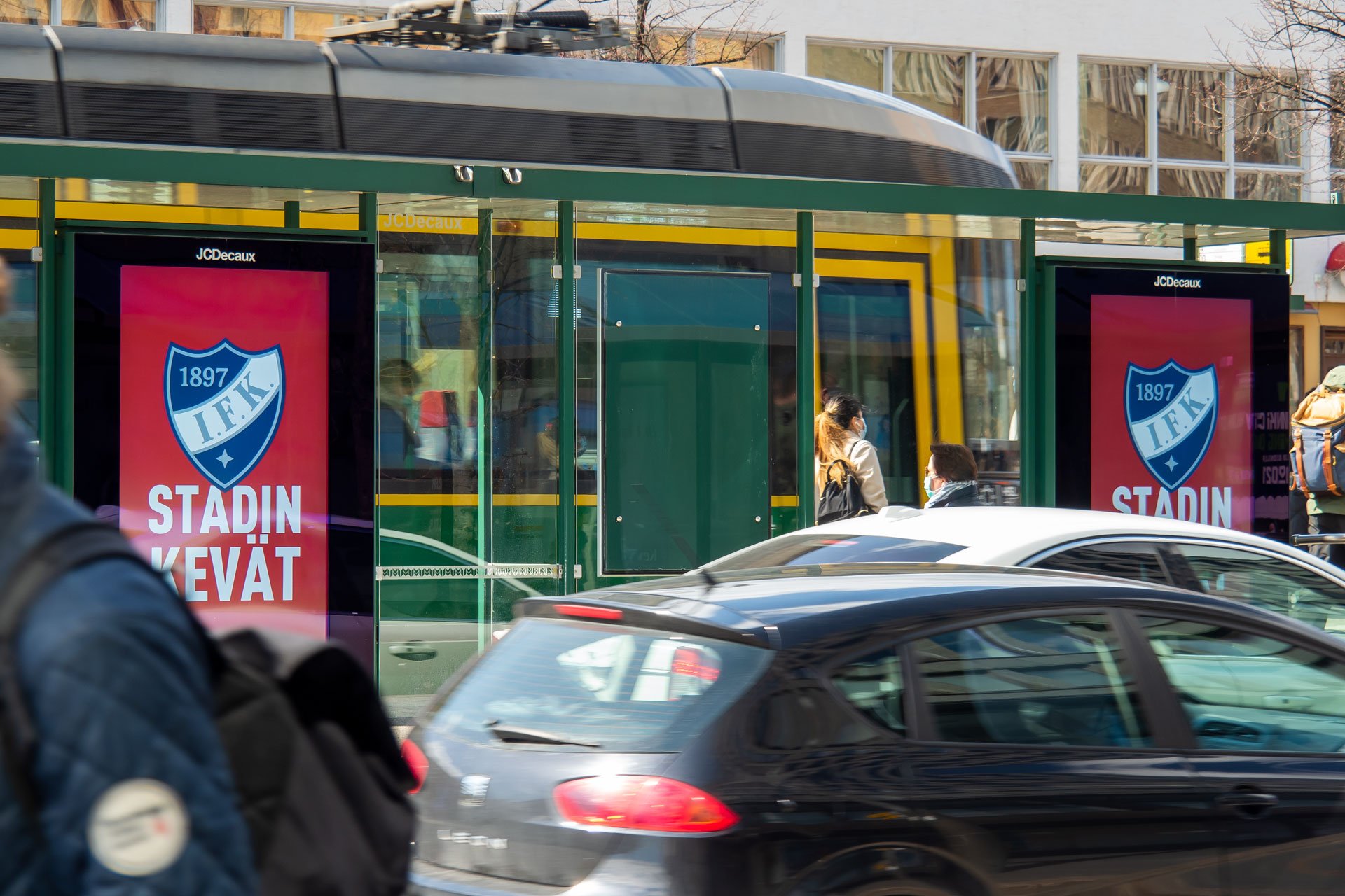 HIFKn mainos Helsingin Lasipalatsin ratikkapysäkillä.