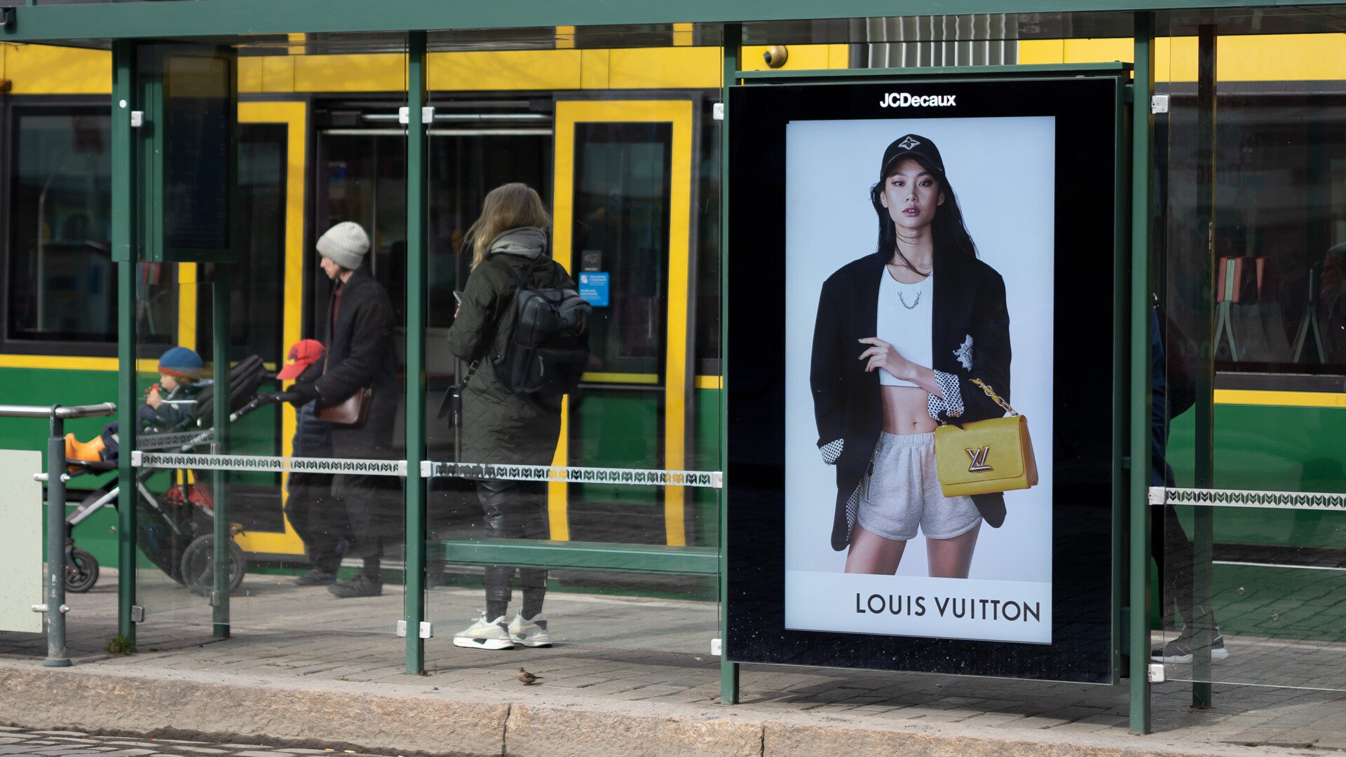 Louis Vuittonin kampanja Helsingin Lasipalatsin ratikkapysäkillä.