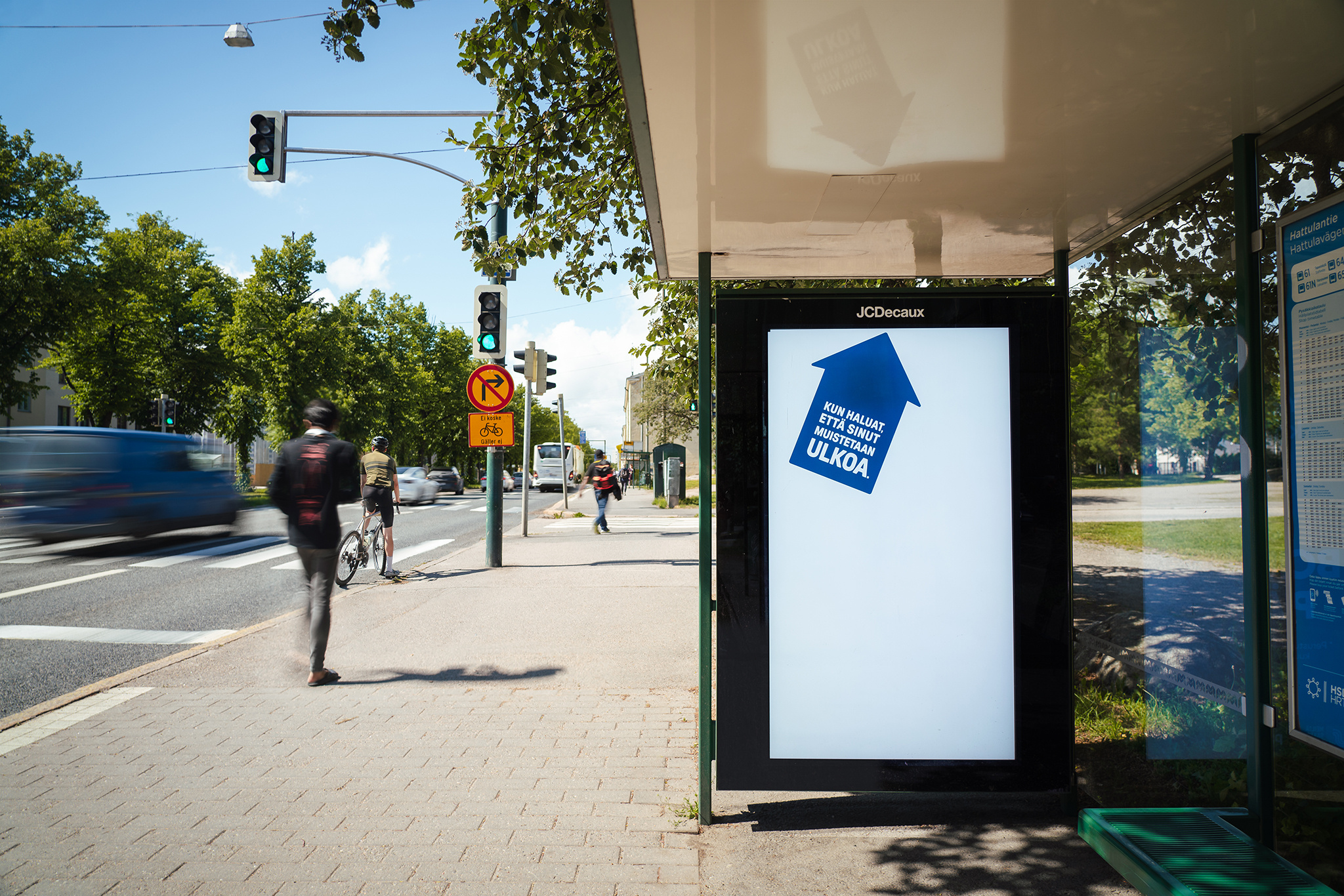 JCDecaux'in digitaalinen ulkomainoskampanja bussipysäkillä Helsingissä.