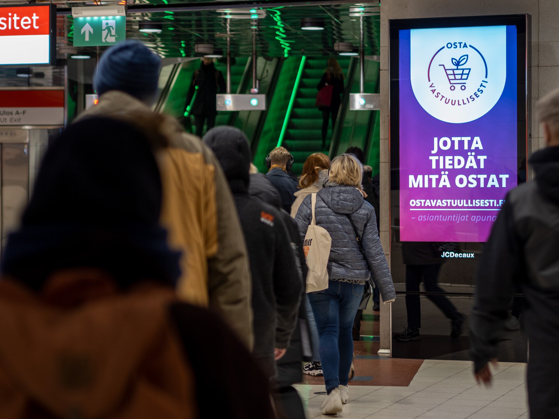 Digitaalinen ulkomainos Helsingin yliopiston metroasemalla.