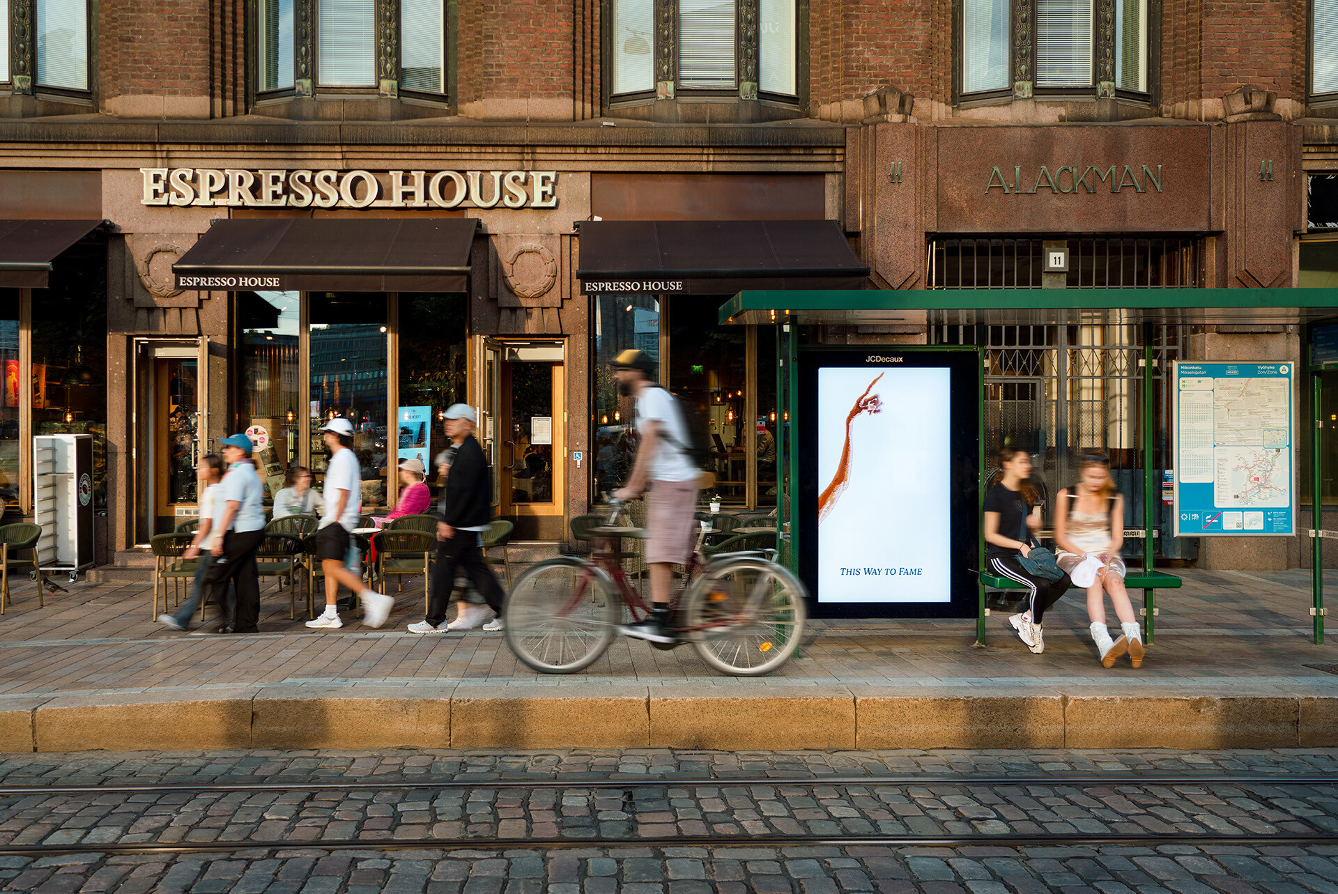 JCDecaux'in oma digitaalinen ulkomainoskampanja Mikonkadun ratikkapysäkillä Helsingissä.