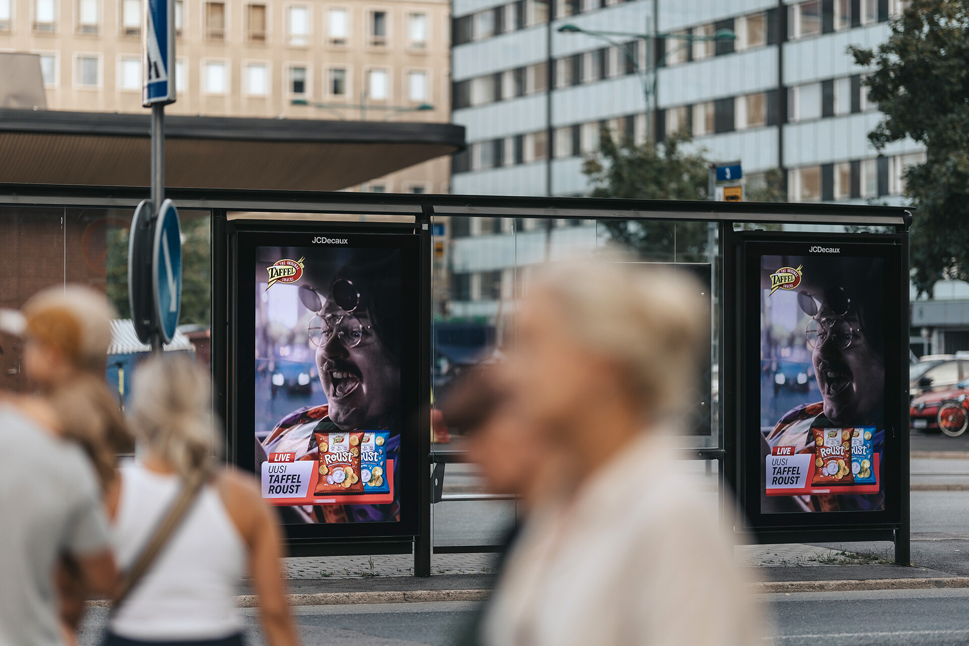 Taffelin digitaalinen ulkomainos Porin kauppatorin bussipysäkillä.