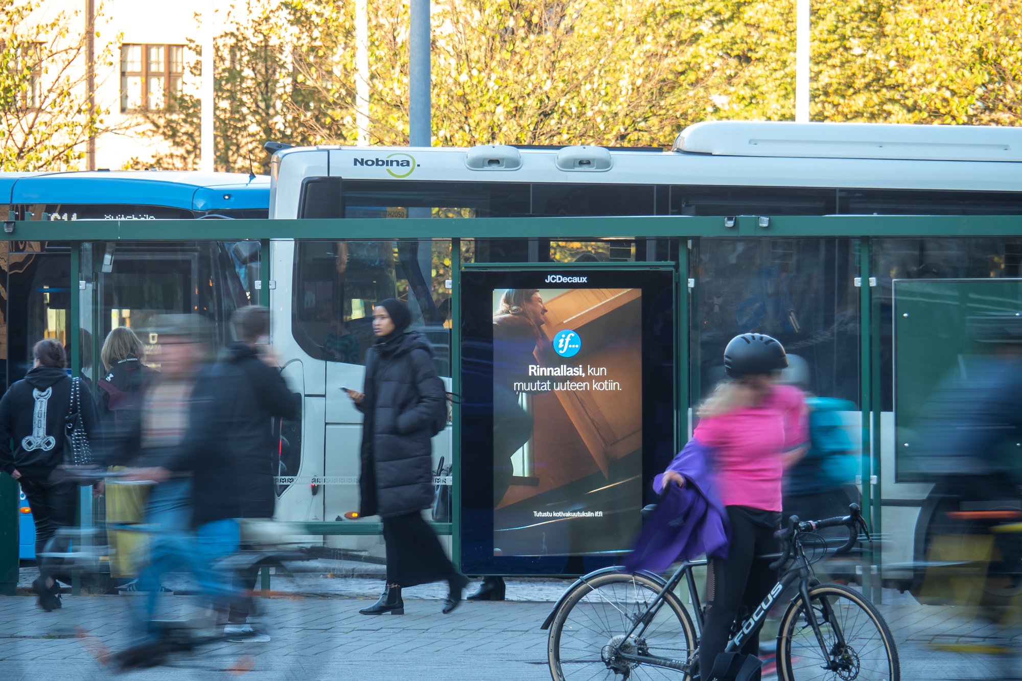 Ifin mainos Helsingin Rautatientorin bussipysäkillä.