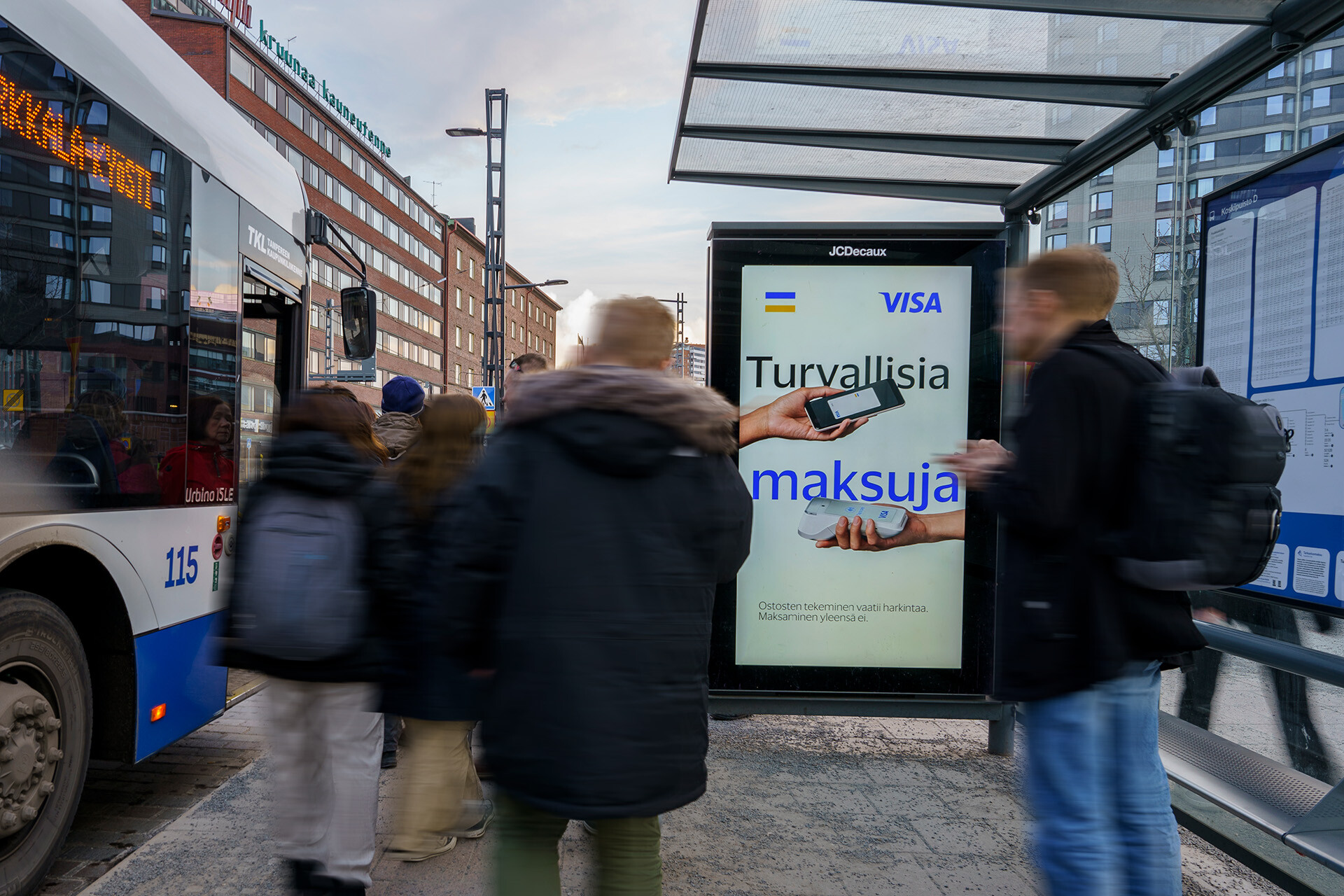 Visan digitaalinen ulkomainoskampanja Tampereen bussipysäkillä.