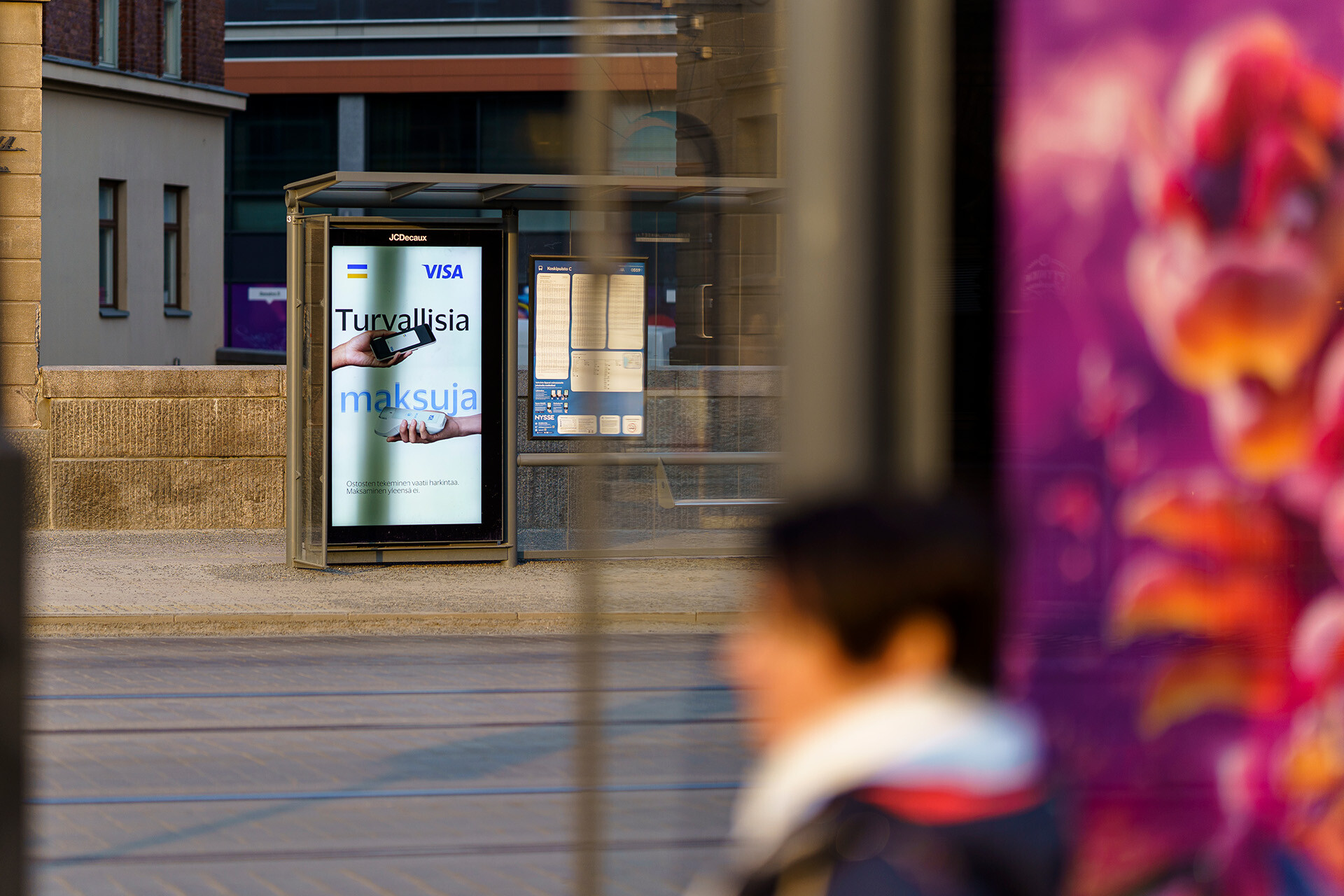 Visan mainos Tampereen Ilveksen bussipysäkillä.