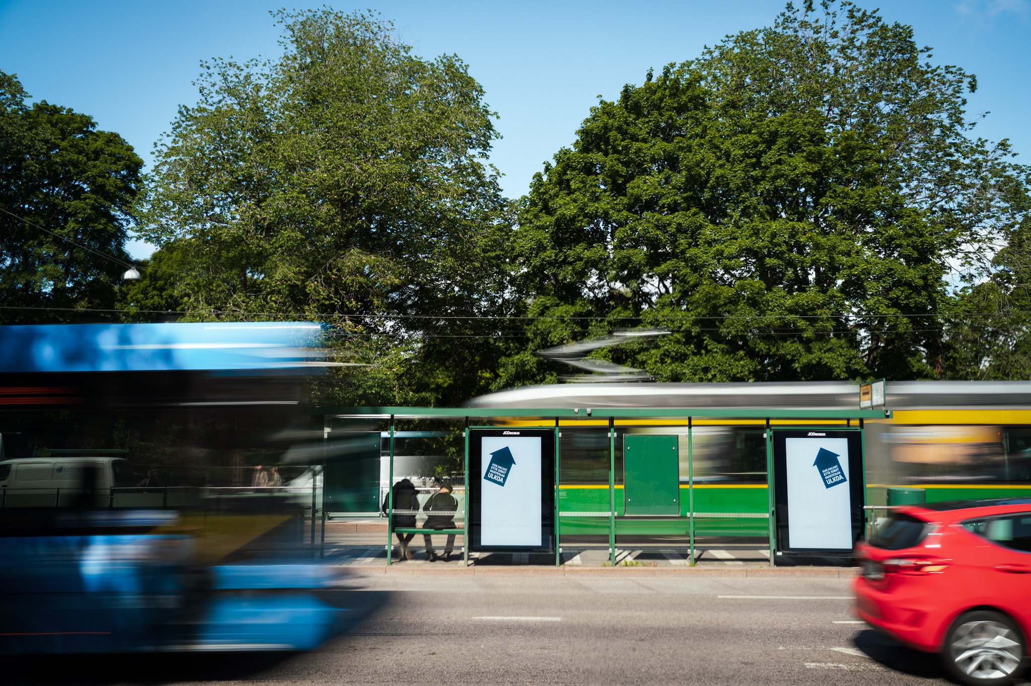 JCDecaux'in kampanja Helsingin Varsapuistikon ratikkapysäkillä.