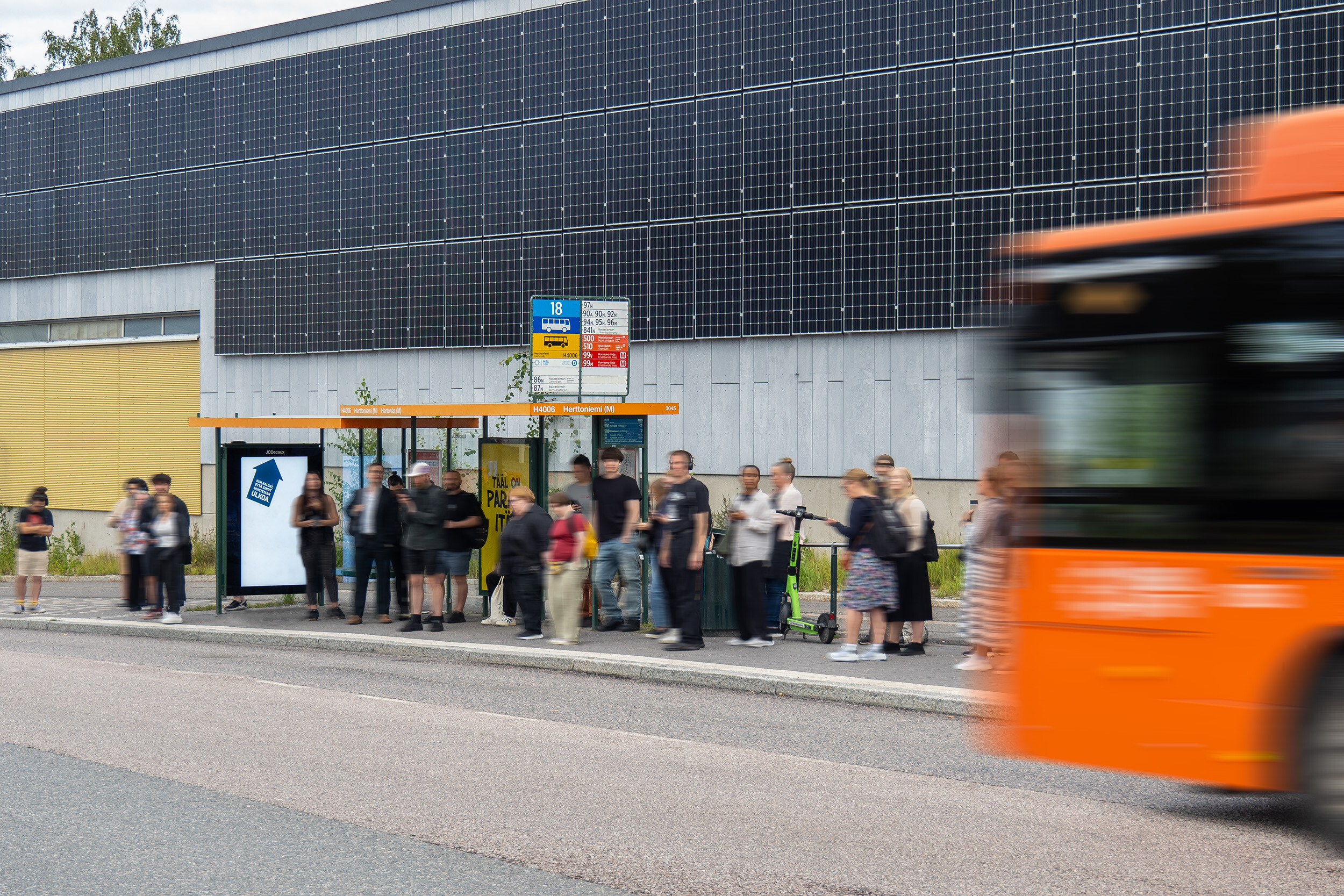 JCDecaux'in oma digitaalinen mainoskampanja bussipysäkillä Helsingin Herttoniemessä.