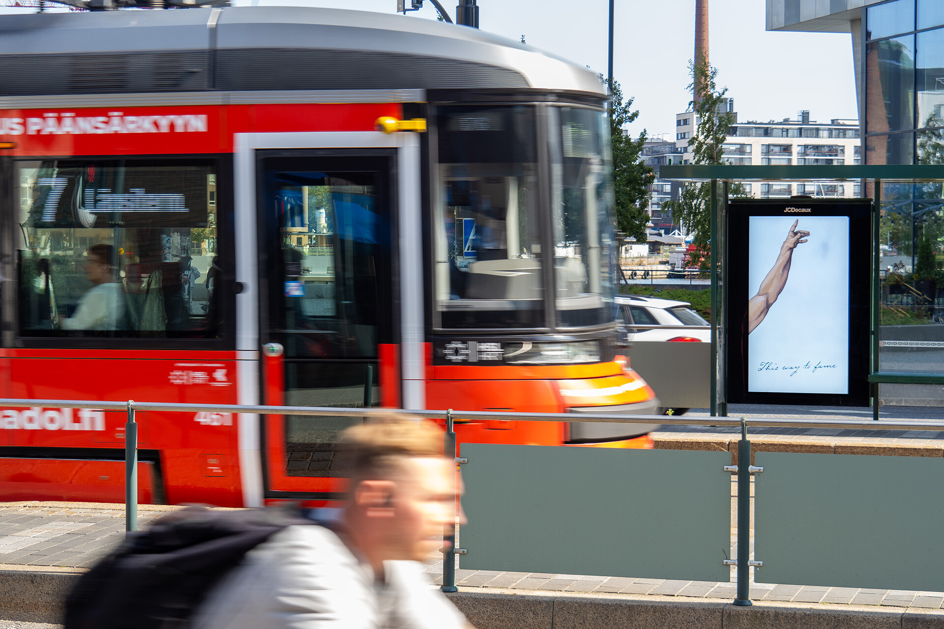 JCDecaux'in oma kampanja Helsingin Jätkäsaaren ratikkapysäkillä.