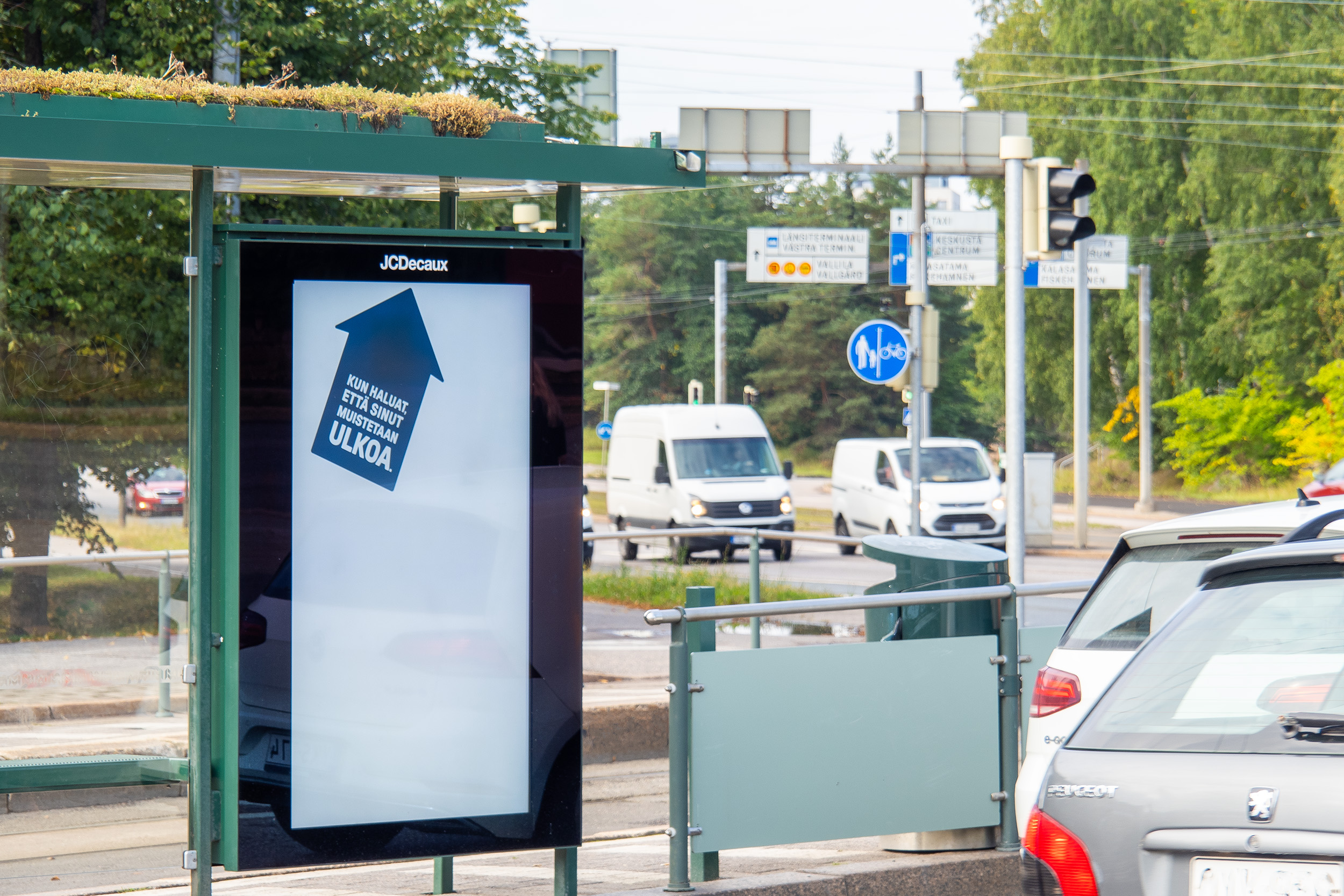 JCDecaux'in digitaalinen ulkomainoskampanja Kumpulan kampuksen ratikkapysäkillä Helsingissä.