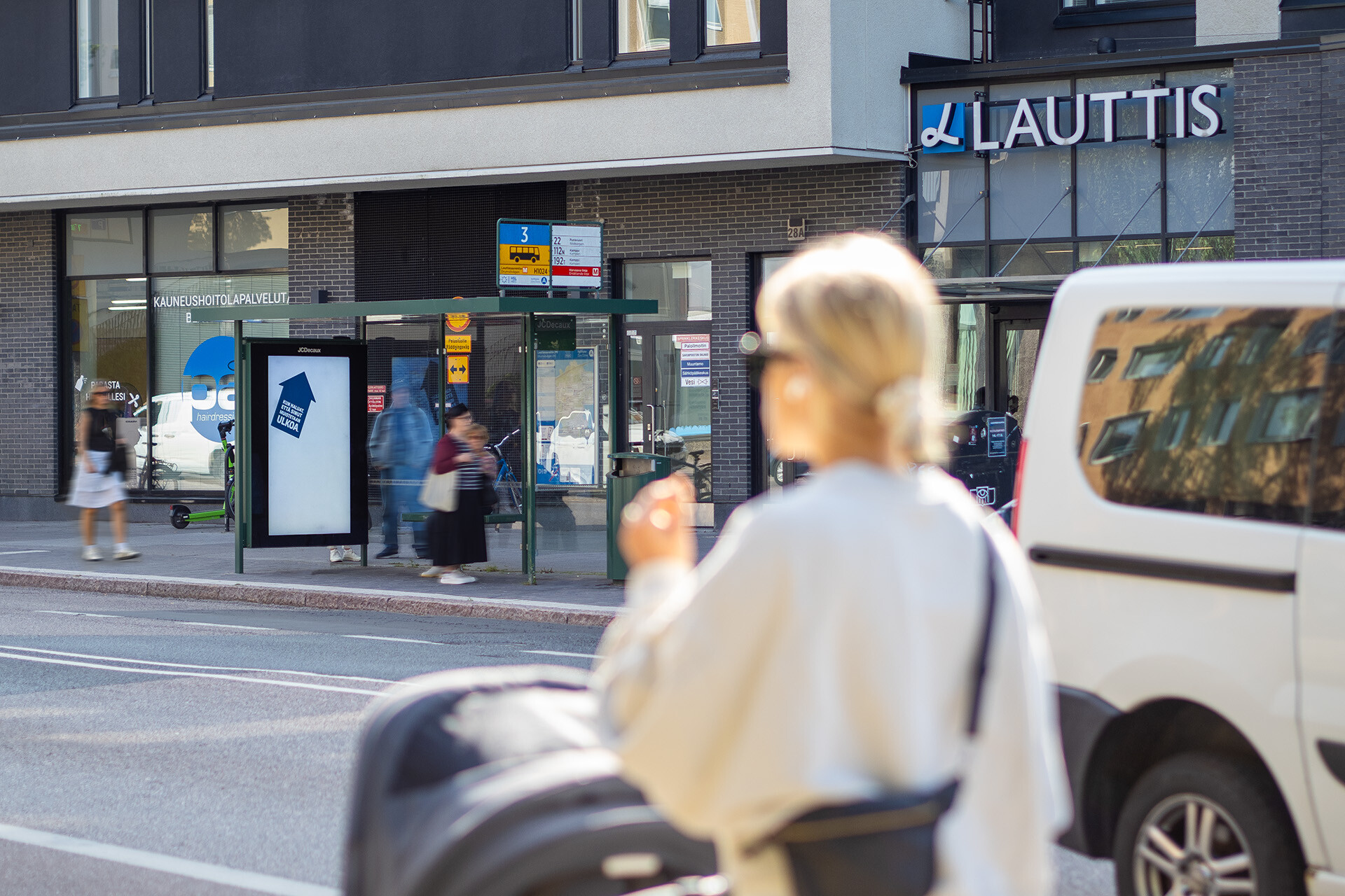 JCDecaux'in oma digitaalinen mainoskampanja Helsingin Lauttasaarenssa bussipysäkillä.