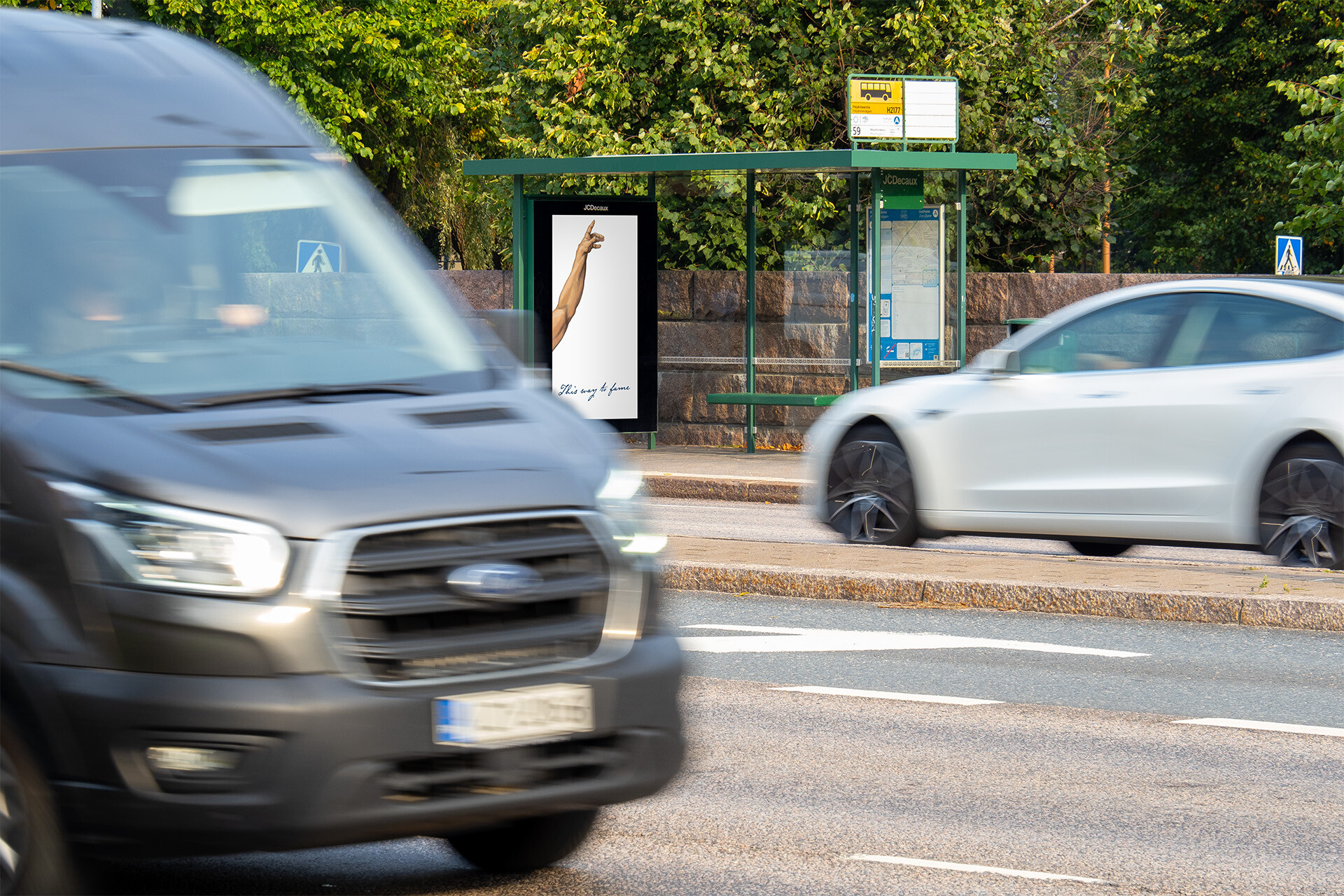 JCDecaux'in oma digitaalinen ulkomainoskampanja bussipysäkillä Teollisuuskadulla Helsingissä.