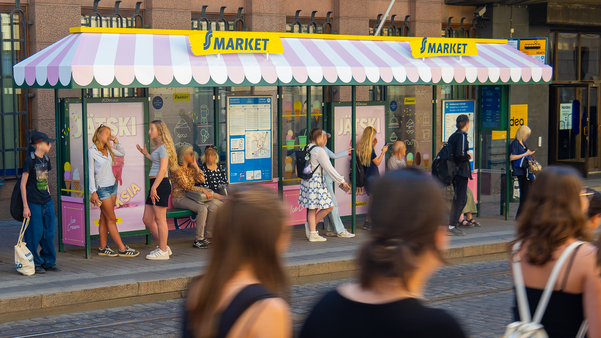 S-marketin innovatetoteutus ratikkapysäkillä Helsingin Aleksanterinkadulla. 