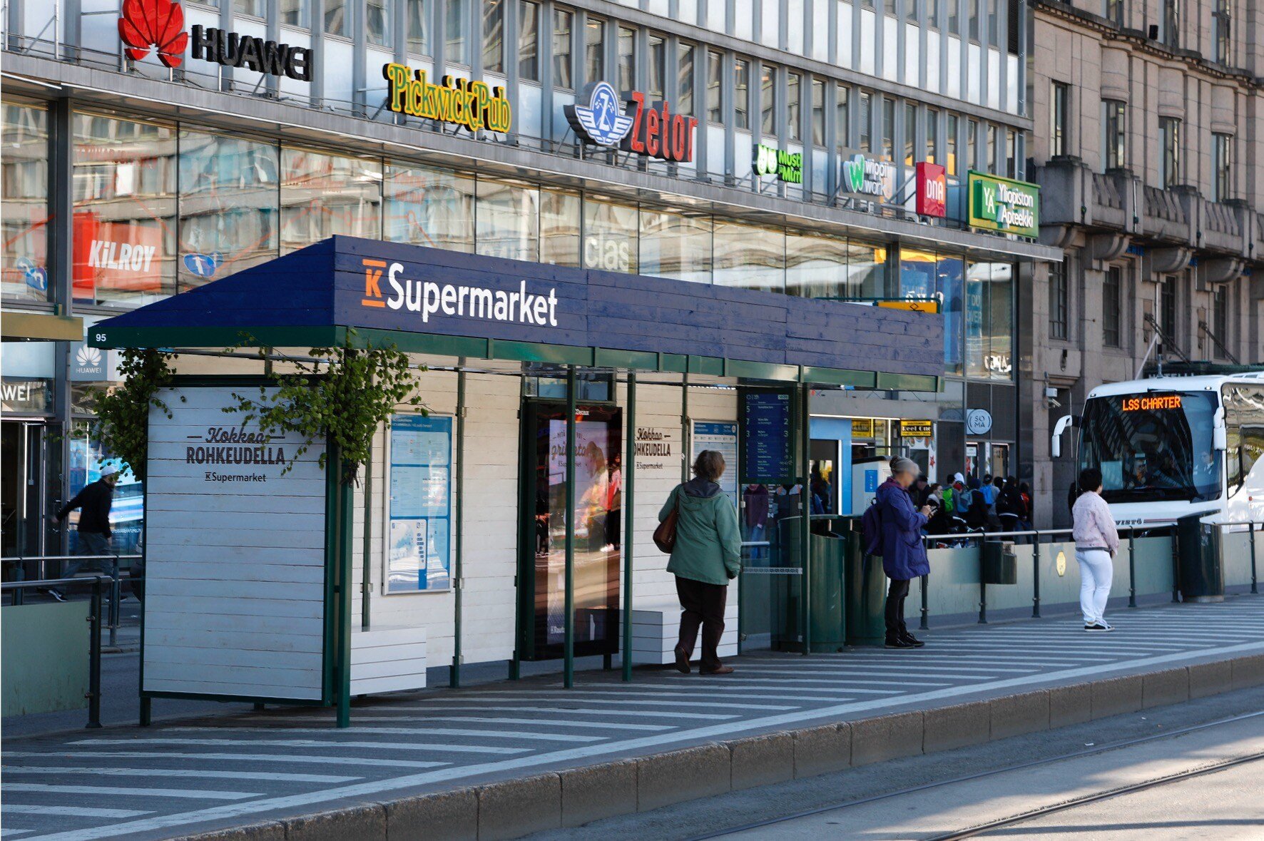 K-supermarketin innovatetoteutus Kaivokadun ratikkapysäkillä Helsingissä.