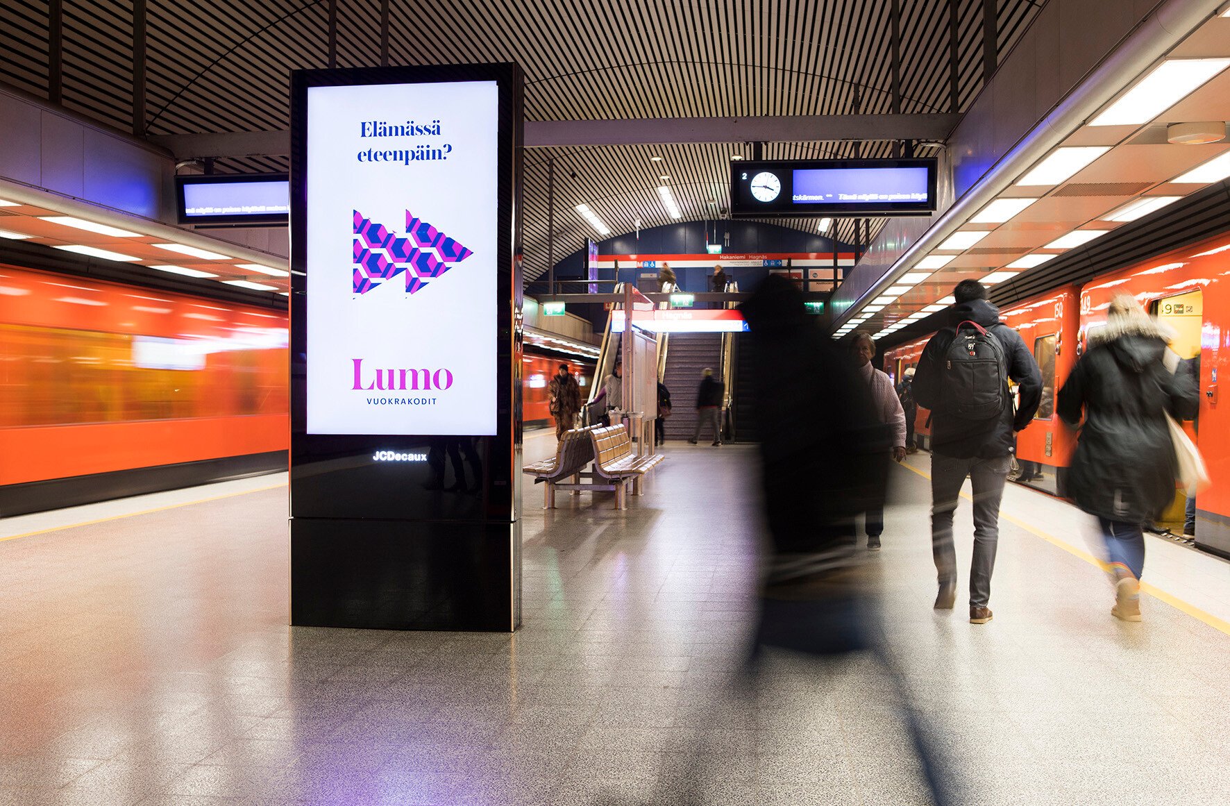 Lumon digitaalinen mainoskampanja Helsingin Hakaniemien metroasemalla.