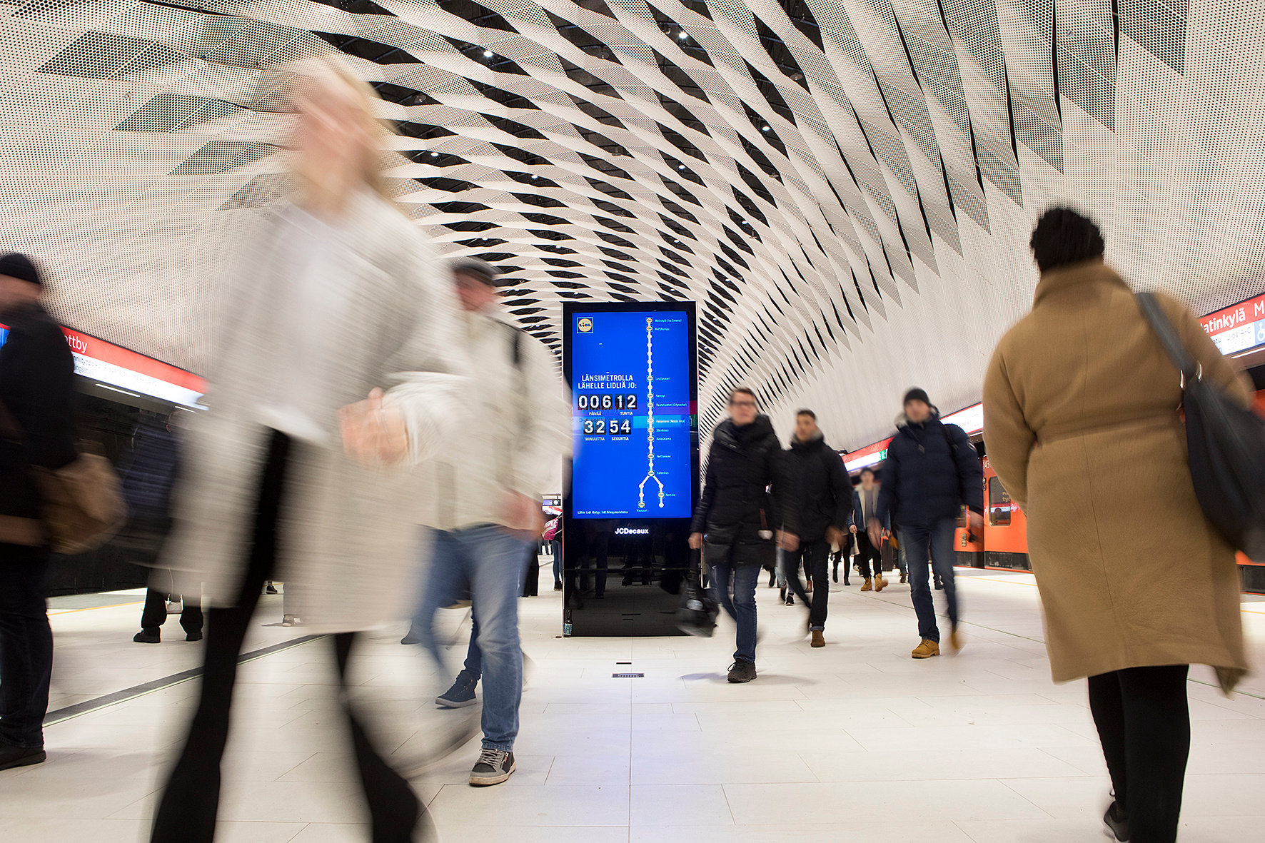 Lidlin digitaalinen ulkomainoskampanja Matinkylän metroasemalla.